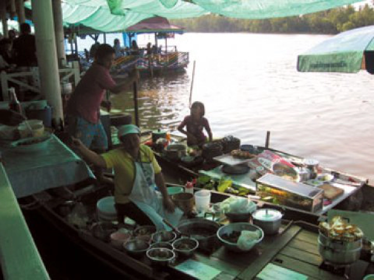 หลากอาชีพที่ "ตลาดน้ำบางคล้า" 