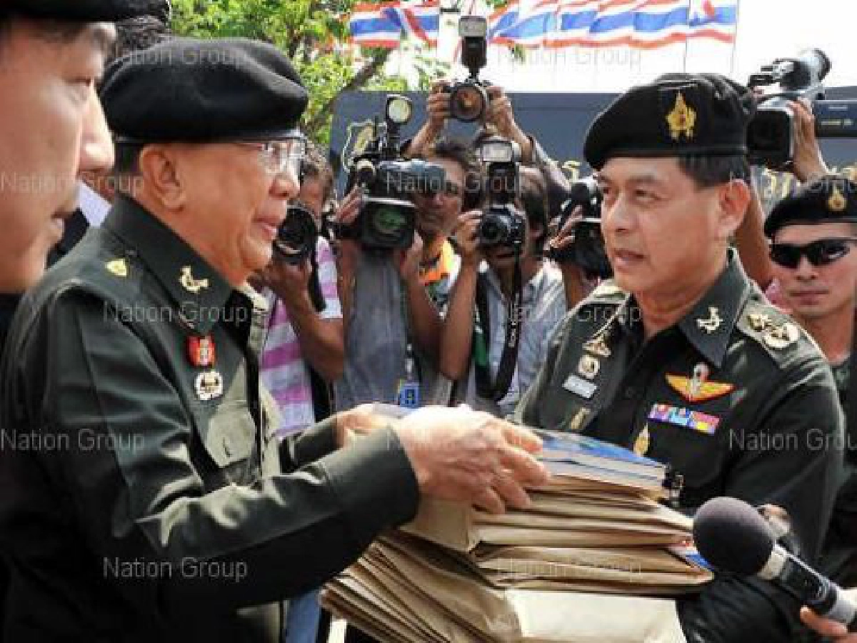 บิ๊กจิ๋วจวก"ศอฉ."กล่าวหามั่วจ้องล้มเจ้า บิ๊กจิ๋วจวก"ศอฉ."กล่าวหามั่วจ้องล้มเจ้า