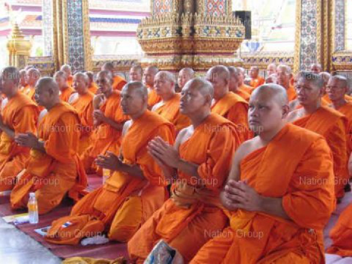 สงฆ์เจริญพระพุทธมนต์ถวายในหลวงป้องภัยไทย