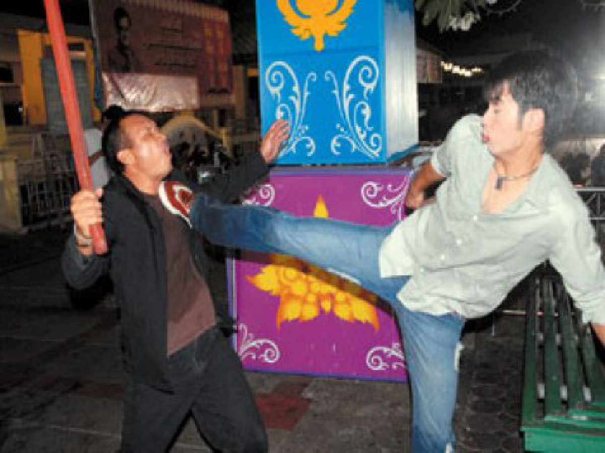 'อ๊อฟ'บู๊สนั่นจอเปิด 'มนต์รักสายฟ้าแลบ' 
