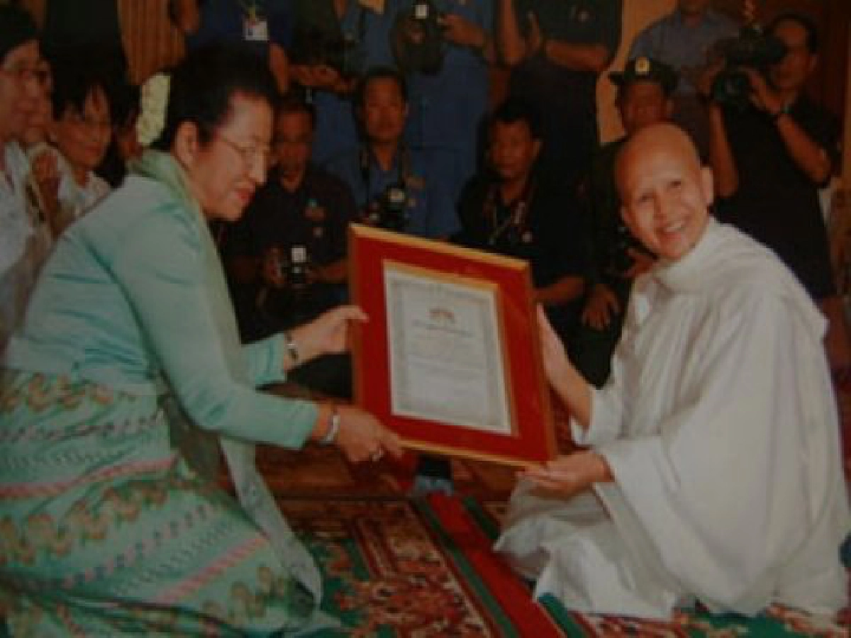 มองนอกดูใน - ศรัทธาของชาวพุทธในพม่า มองนอกดูใน - ศรัทธาของชาวพุทธในพม่า