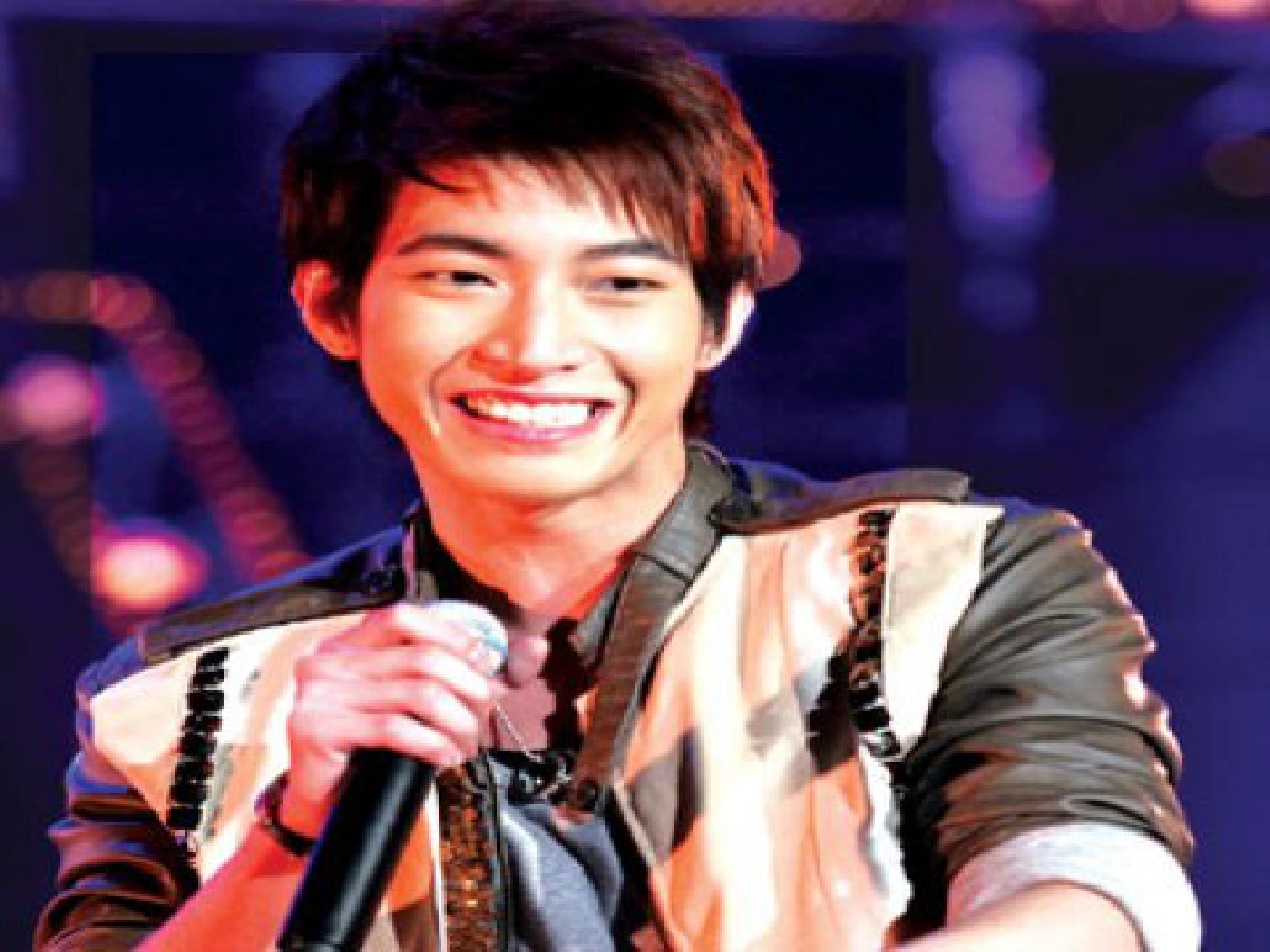 "โตโน่" โต้จีบ "เกรซ"เมินภาพหลุดบาร์เกย์ "โตโน่" โต้จีบ "เกรซ"เมินภาพหลุดบาร์เกย์