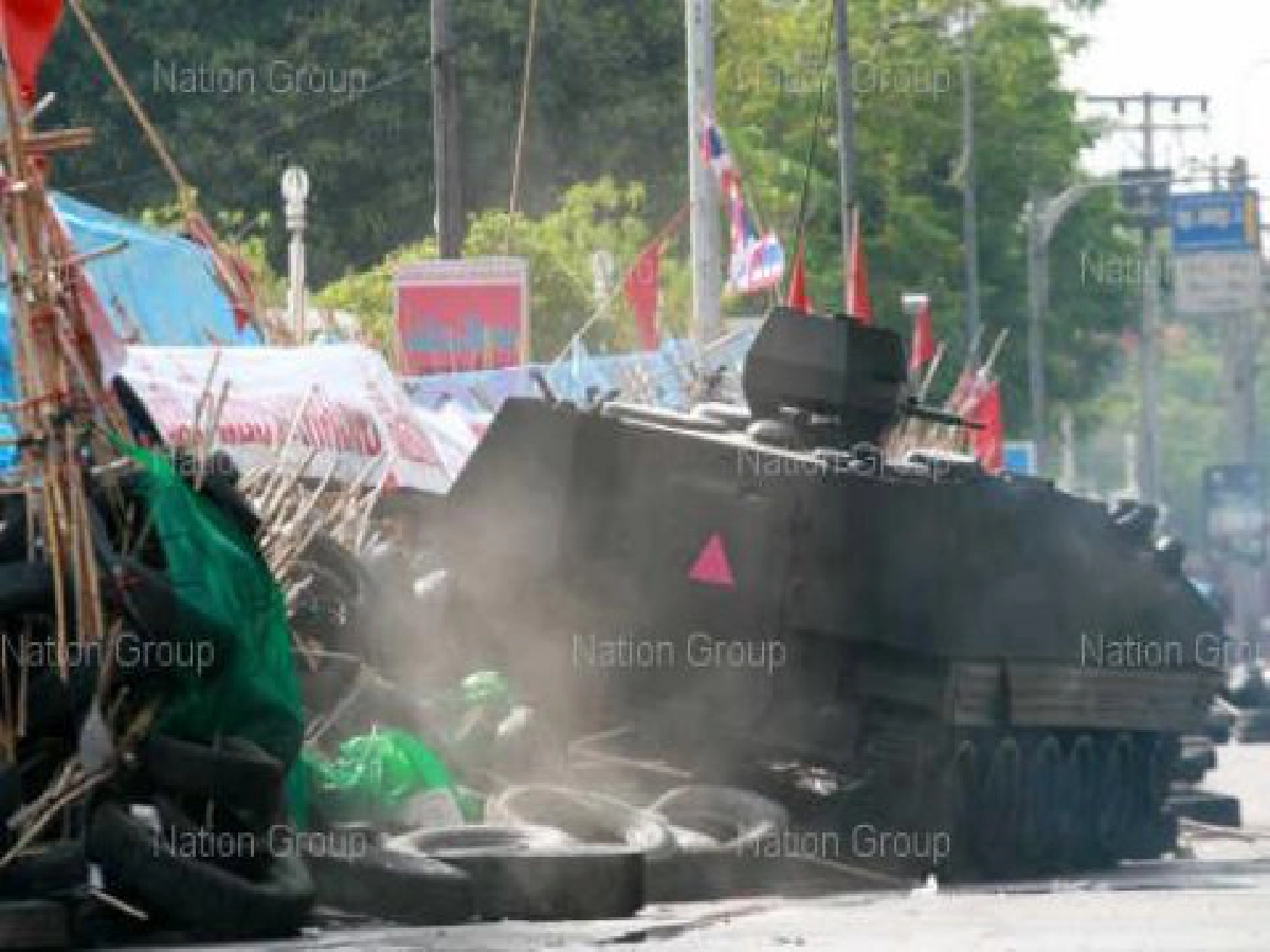 ม็อบเทน้ำมันราดยางรถยนต์สกัดทหาร ม็อบเทน้ำมันราดยางรถยนต์สกัดทหาร