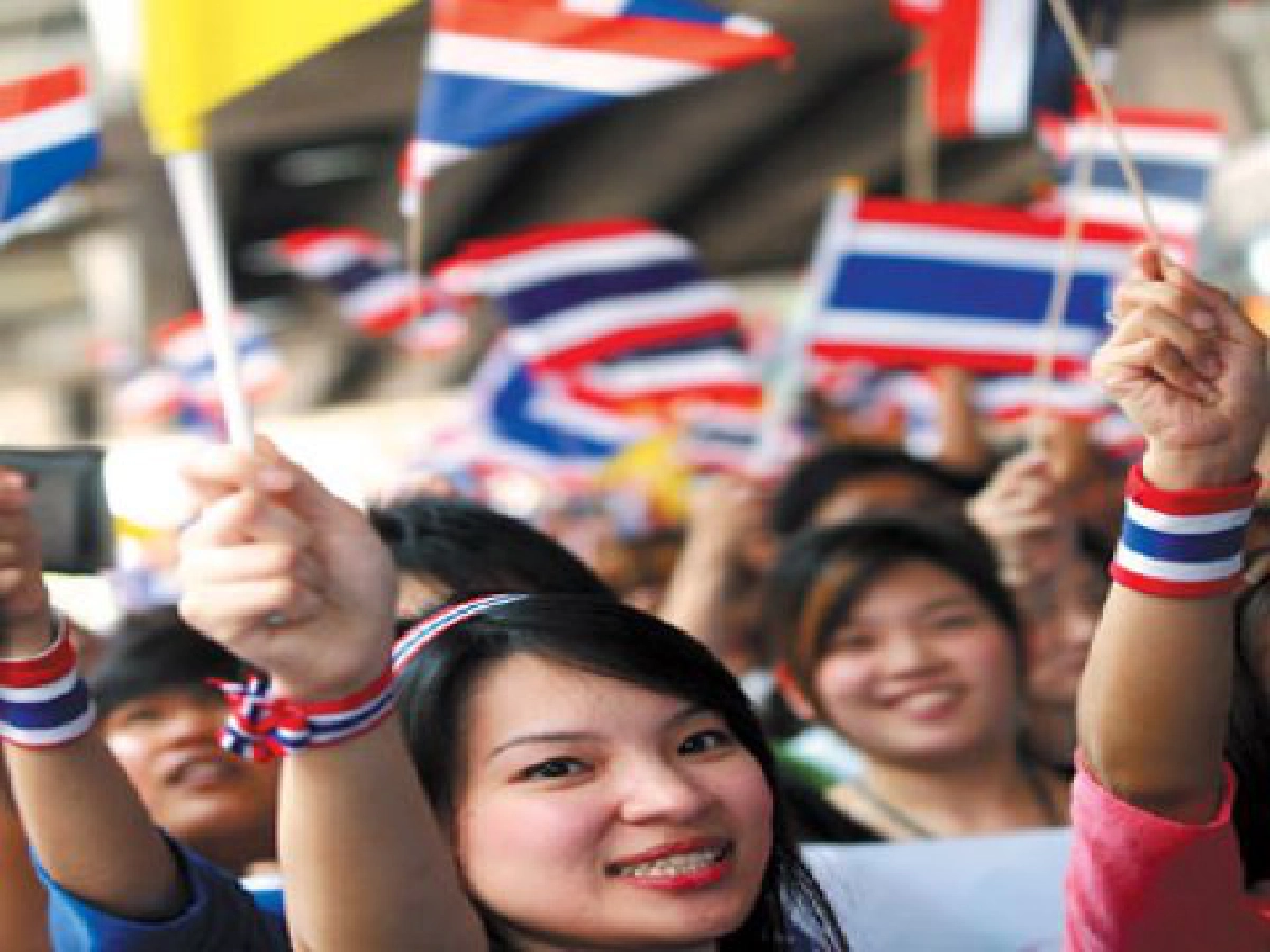 หัวใจไทย - "เอาอะไรกับการเมือง"