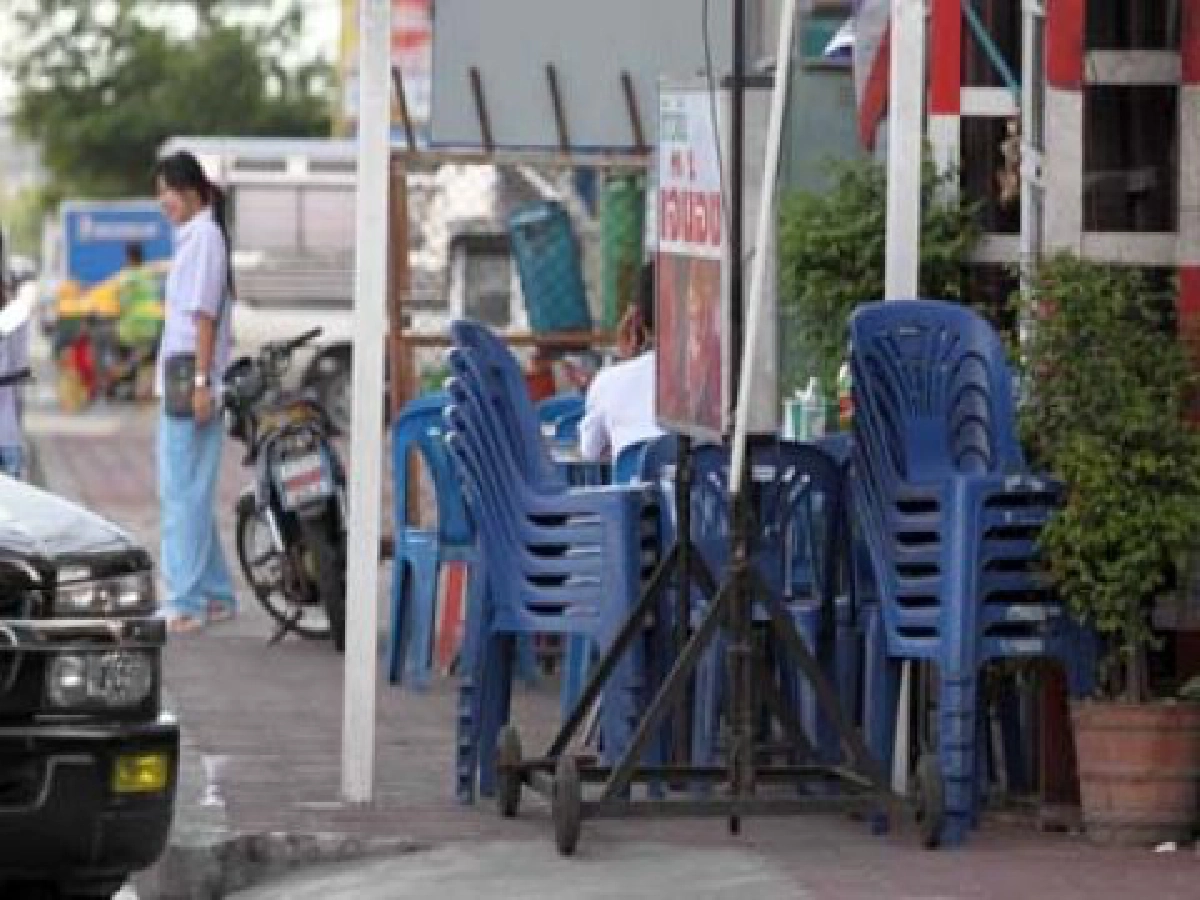 เดินบนถนน...เสี่ยงรถชน