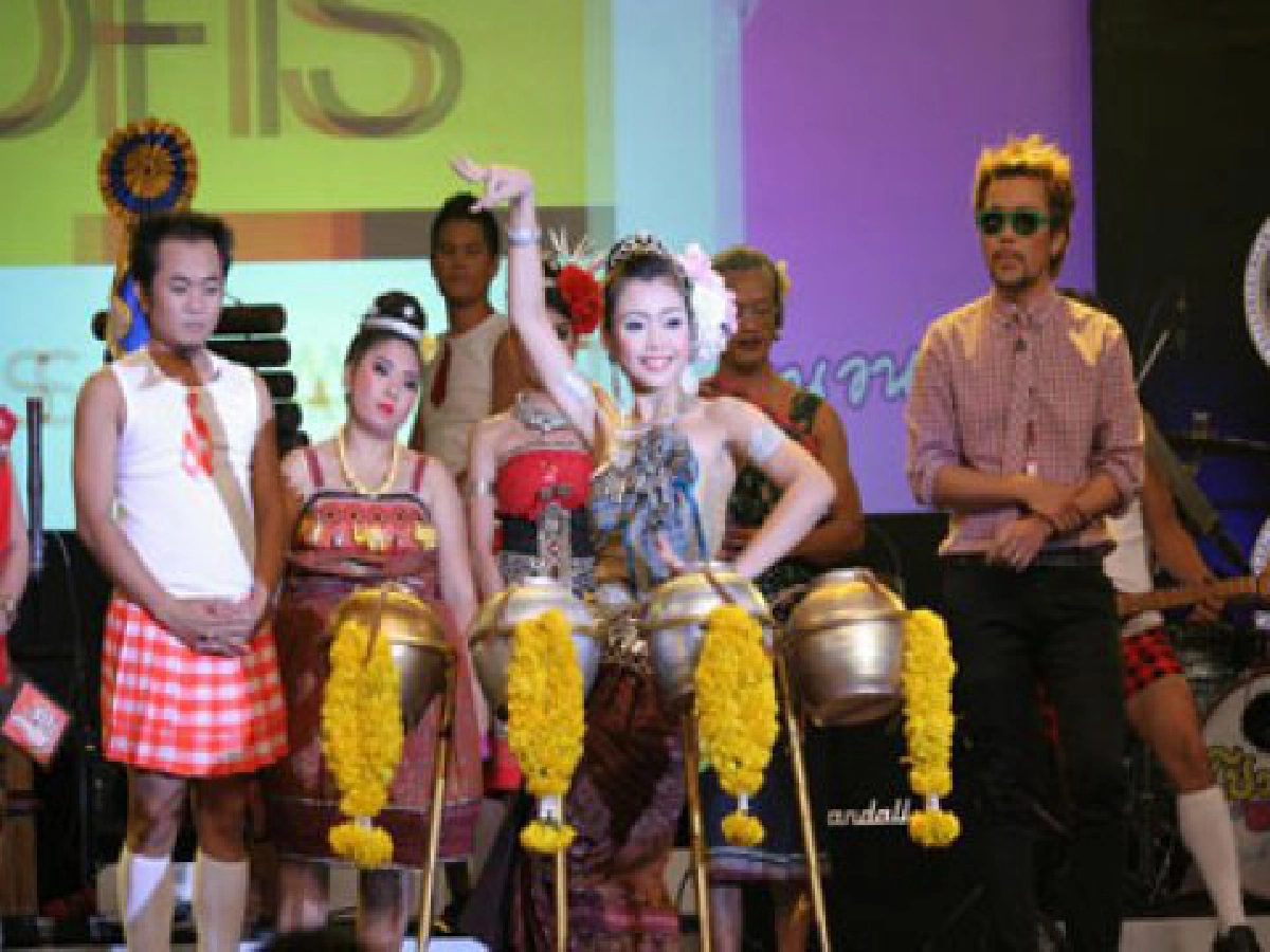 ศุกร์ที่ 28 พฤษภาคม 2553

