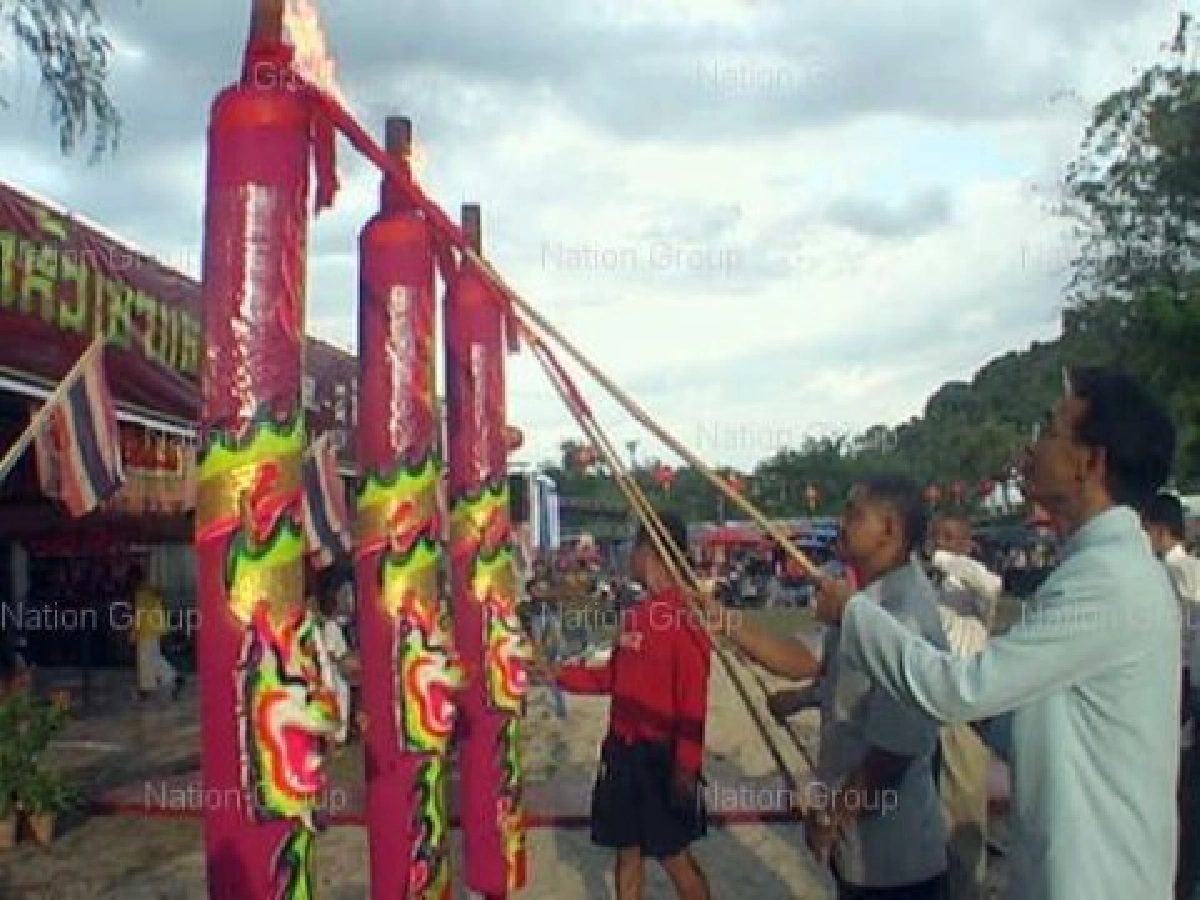 ลำปางทำบุญวิสาขบูชาอธิษฐานขอไทยสงบสุข