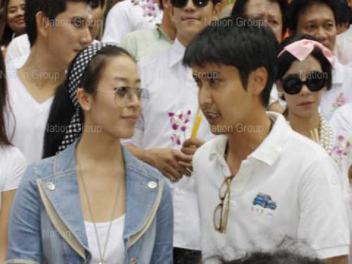 ดารานักแสดงแห่ครอบครูวัดไผ่ล้อมวันวิสาขบูชา