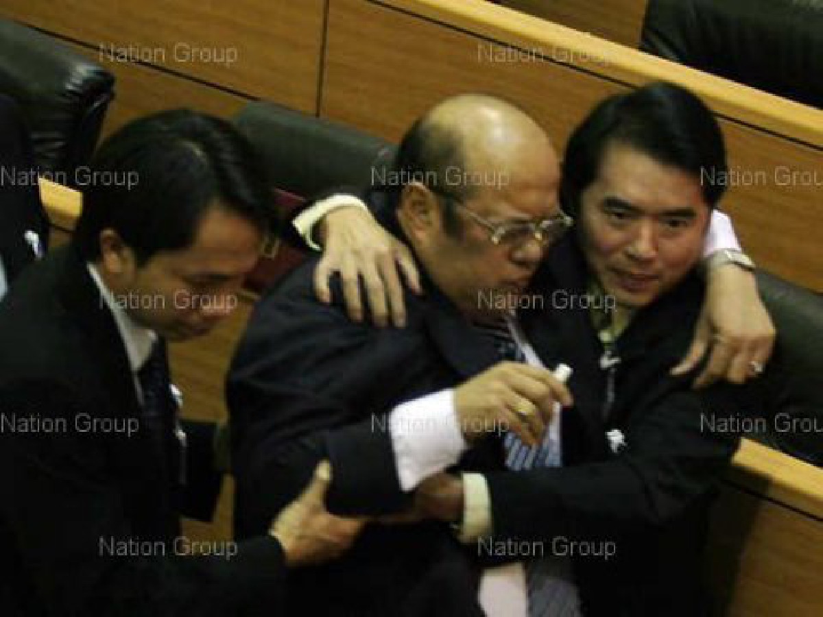 อาคม เอ่งฉ้วนวูบกลางสภาหลังประท้วงฝ่ายค้าน