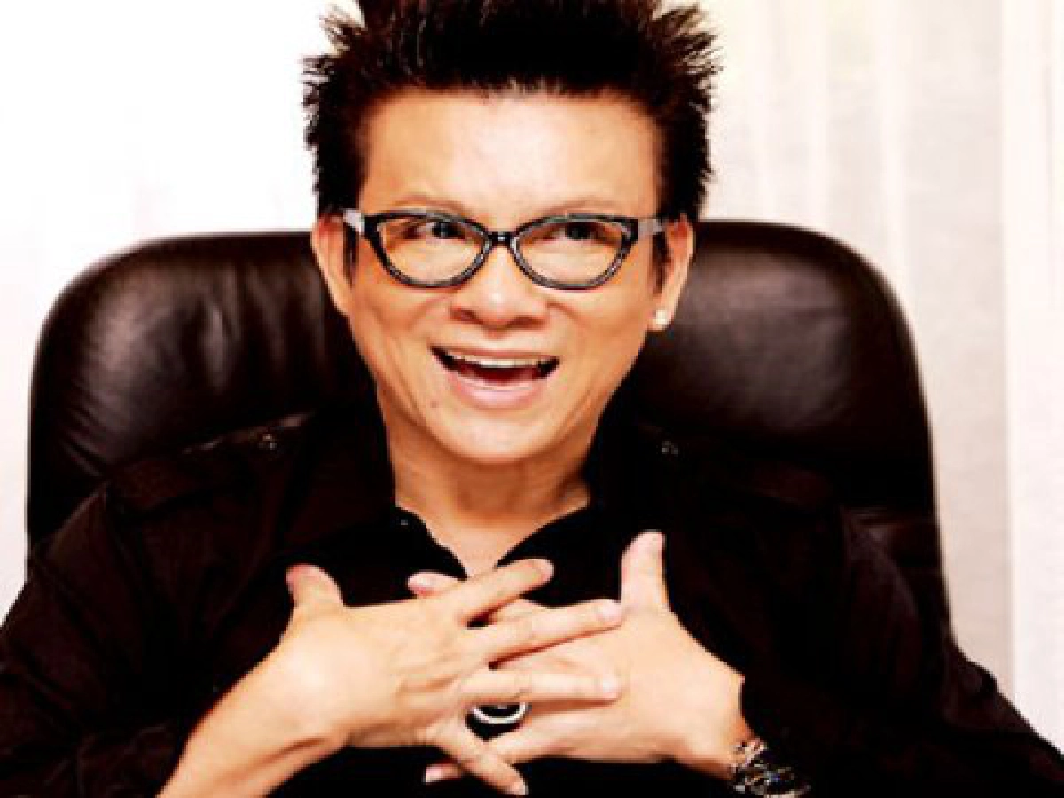 สองมือล้วงกระเป๋าสองเท้าช็อปช่วยชาติ  