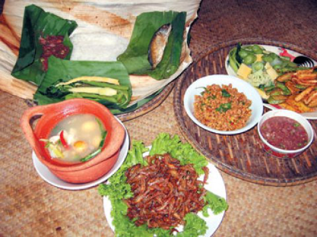 เปิดเมนูเด็ด "สวนย่าสน" (คนเคยมา)
ต้นตำรับอาหารพื้นเมืองชาวระยอง

