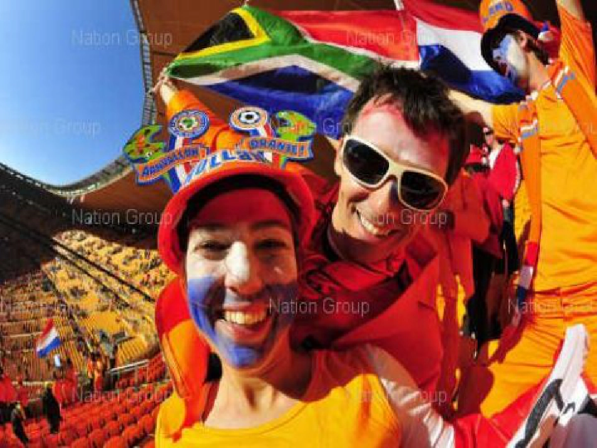 เด็กดัตช์ - หนุ่มสาวฮอลแลนด์ ก่อนเข้าชมเกมดัตช์ กับ เดนส์