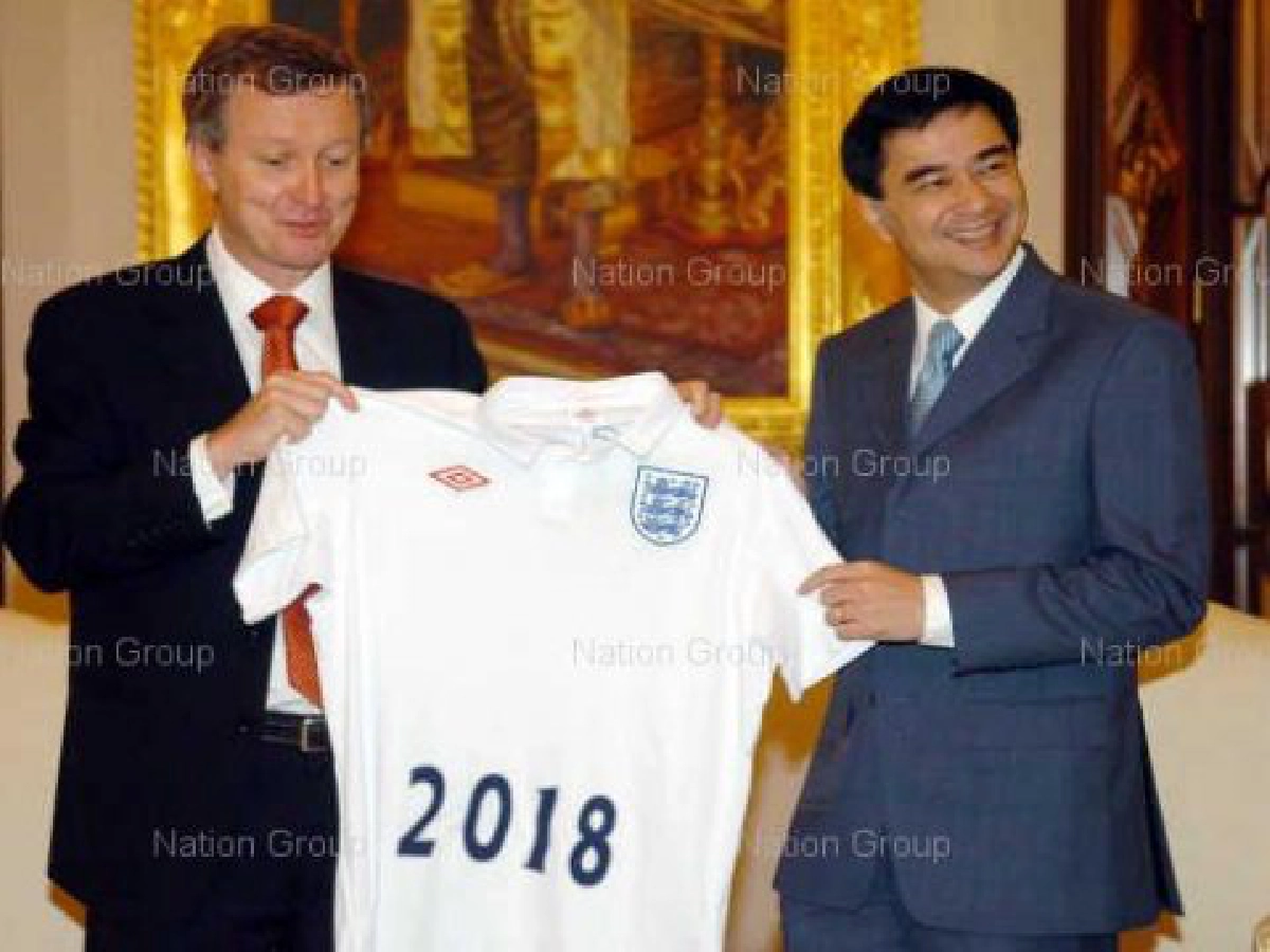 ทูตอังกฤษมอบเสื้อฟุตบอลเลข2018ให้อภิสิทธิ์ ทูตอังกฤษมอบเสื้อฟุตบอลเลข2018ให้อภิสิทธิ์