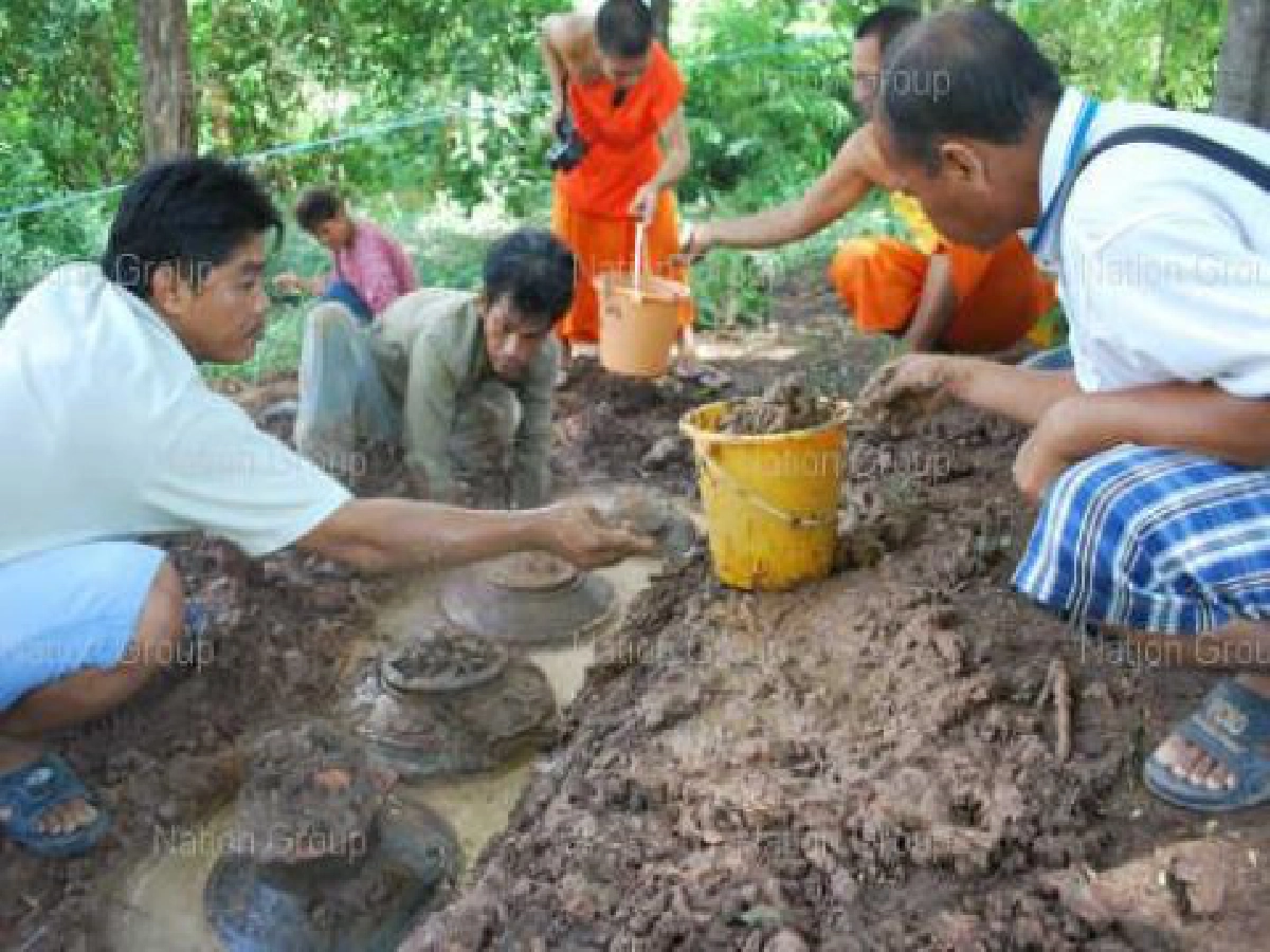 กรุแตกที่วัดสระสี่เหลี่ยมใต้ฐานโบสถ์เก่าอายุ400ปี