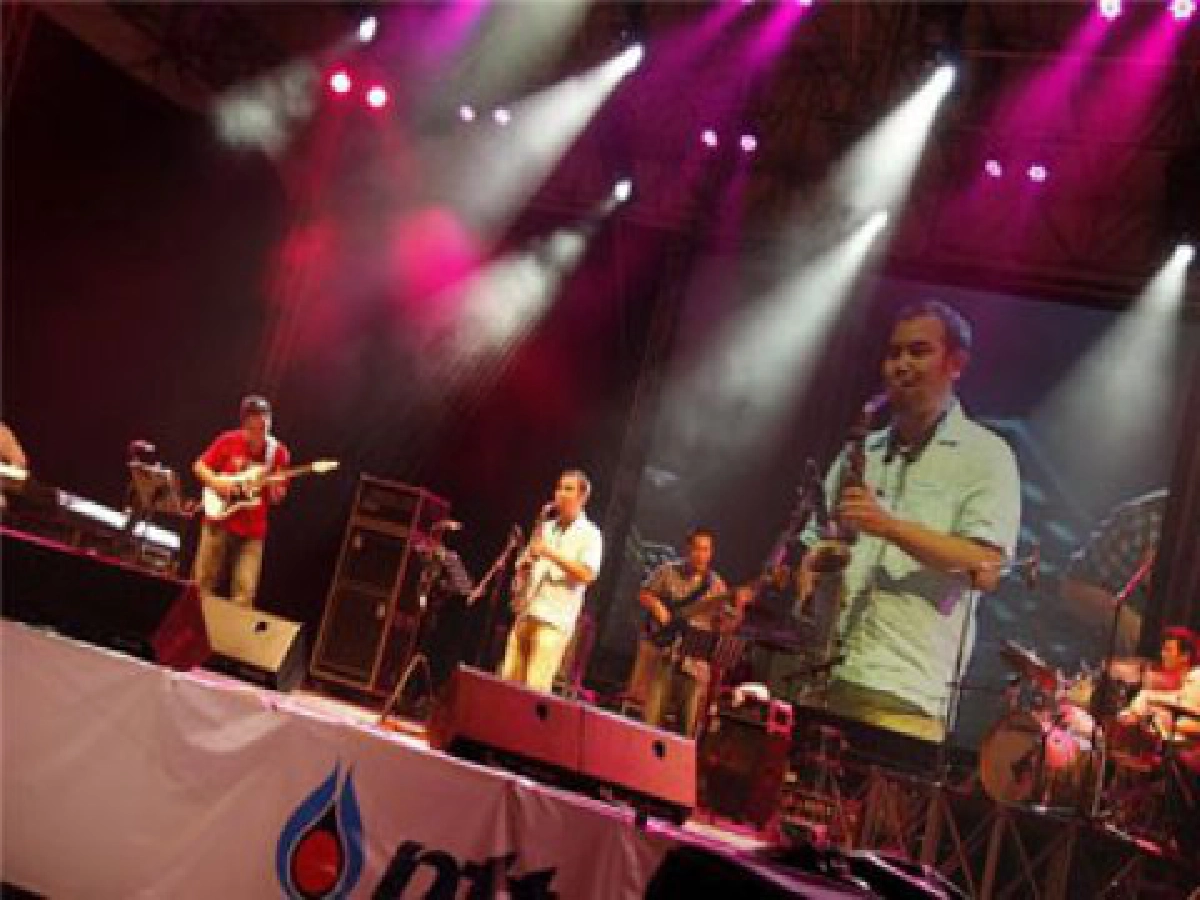 "ป๊อด" นำทีมอันเชิญบทเพลงพระราชนิพนธ์
ในเทศกาลดนตรี หัวหิน แจ๊ส 2010
"ป๊อด" นำทีมอันเชิญบทเพลงพระราชนิพนธ์
ในเทศกาลดนตรี หัวหิน แจ๊ส 2010