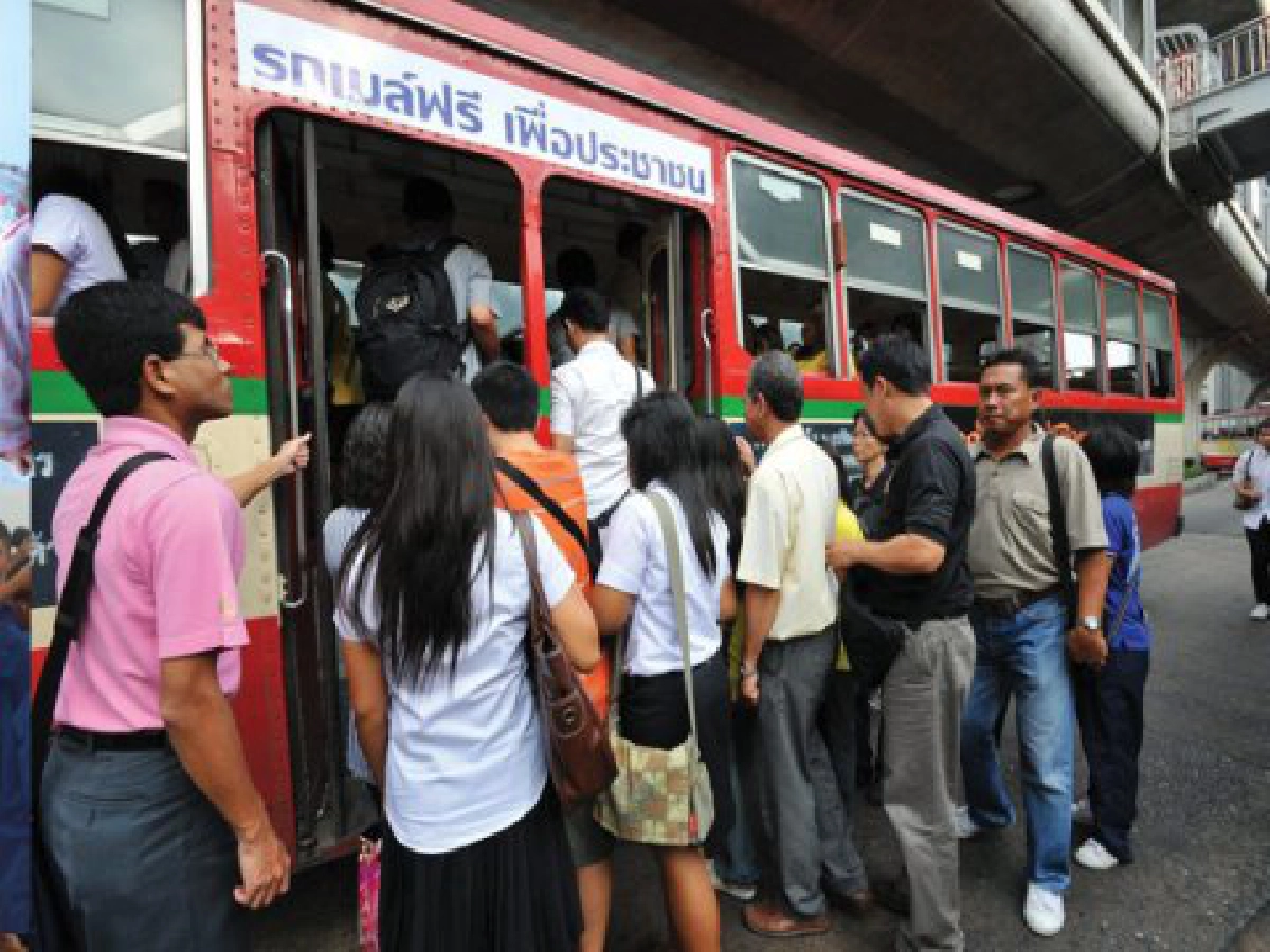 อภิสิทธิ์แย้มรถเมล์-รถไฟบริการสังคมส่อฟรียาว อภิสิทธิ์แย้มรถเมล์-รถไฟบริการสังคมส่อฟรียาว