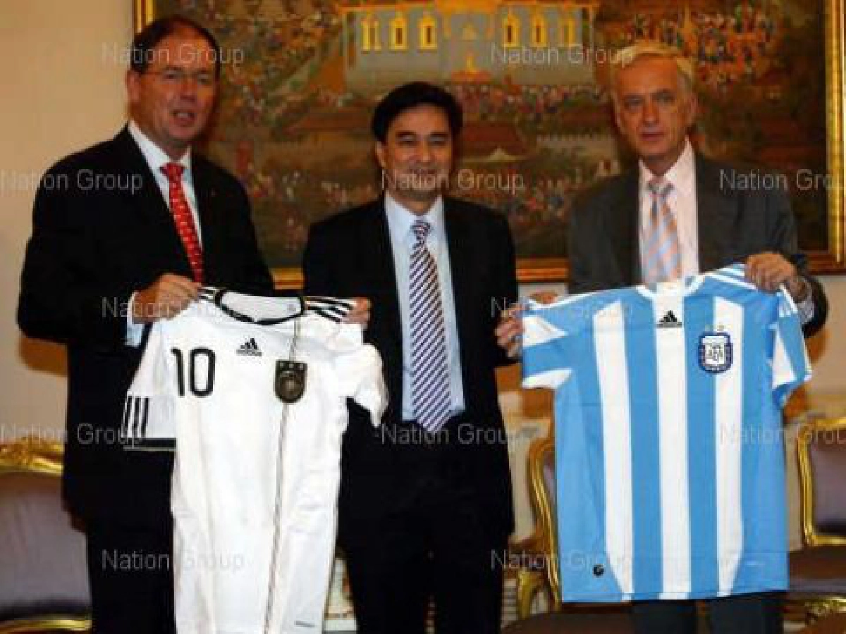 ทูตอาร์เจนตินา-เยอรมันเข้ามอบเสื้อบอลอภิสิทธิ์ ทูตอาร์เจนตินา-เยอรมันเข้ามอบเสื้อบอลอภิสิทธิ์