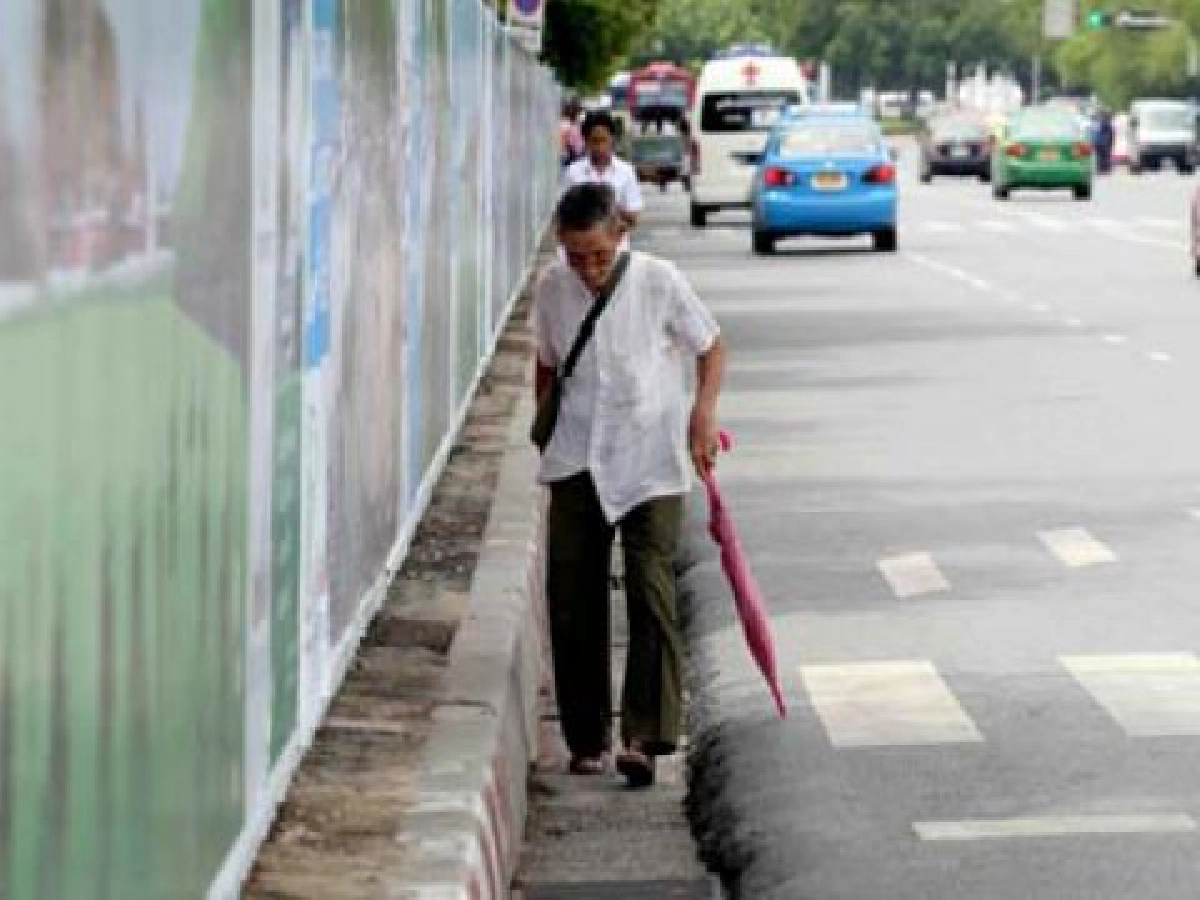 เดินลำบาก...รถจะเฉี่ยวชน เดินลำบาก...รถจะเฉี่ยวชน
