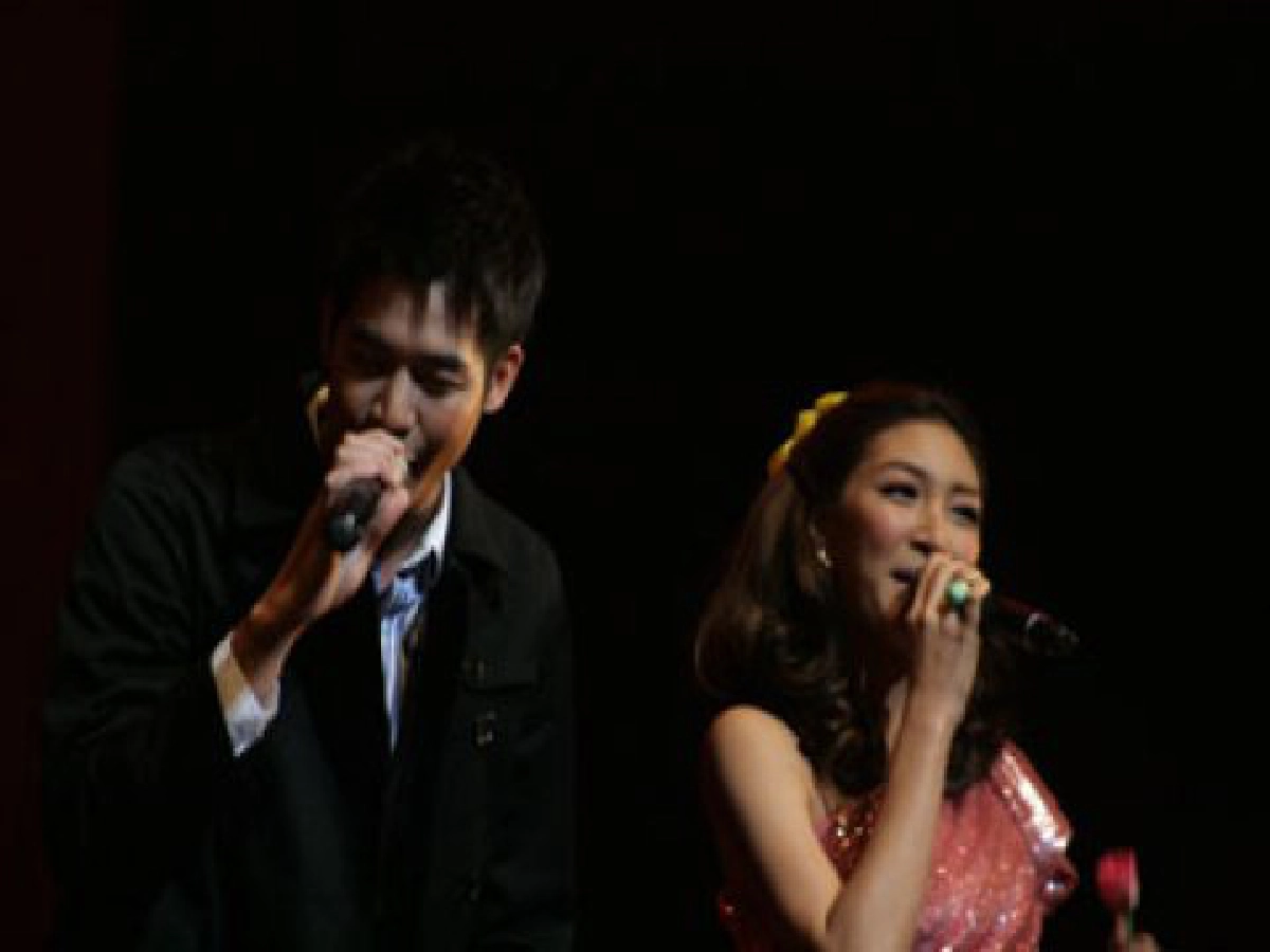ดารานักร้องดวลเพลง สุรพล
แบบกันเองกับ สมบัติเจริญโชว์
ดารานักร้องดวลเพลง สุรพล
แบบกันเองกับ สมบัติเจริญโชว์