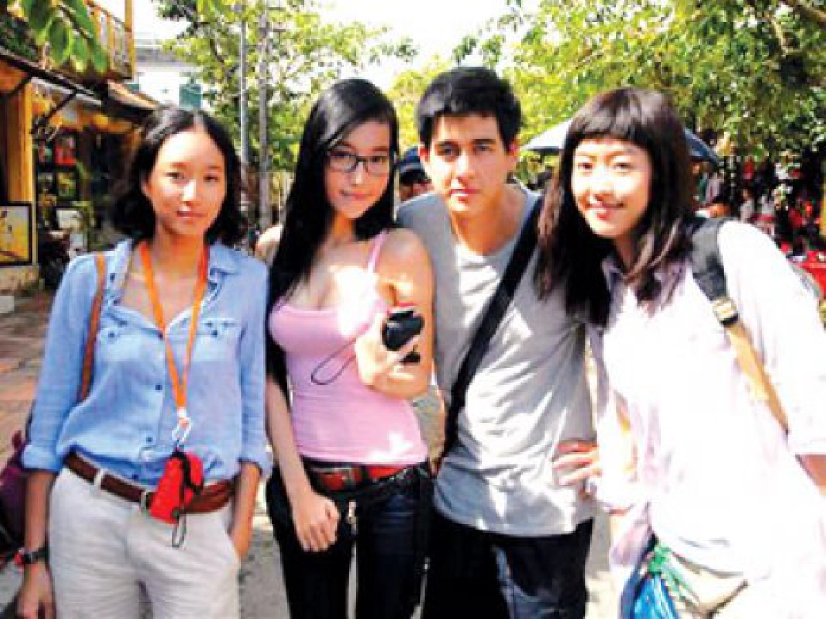 เจดี๊ด๊าประกบเอลลี่เดินเครื่องจีบในเรา สองสาม คน 