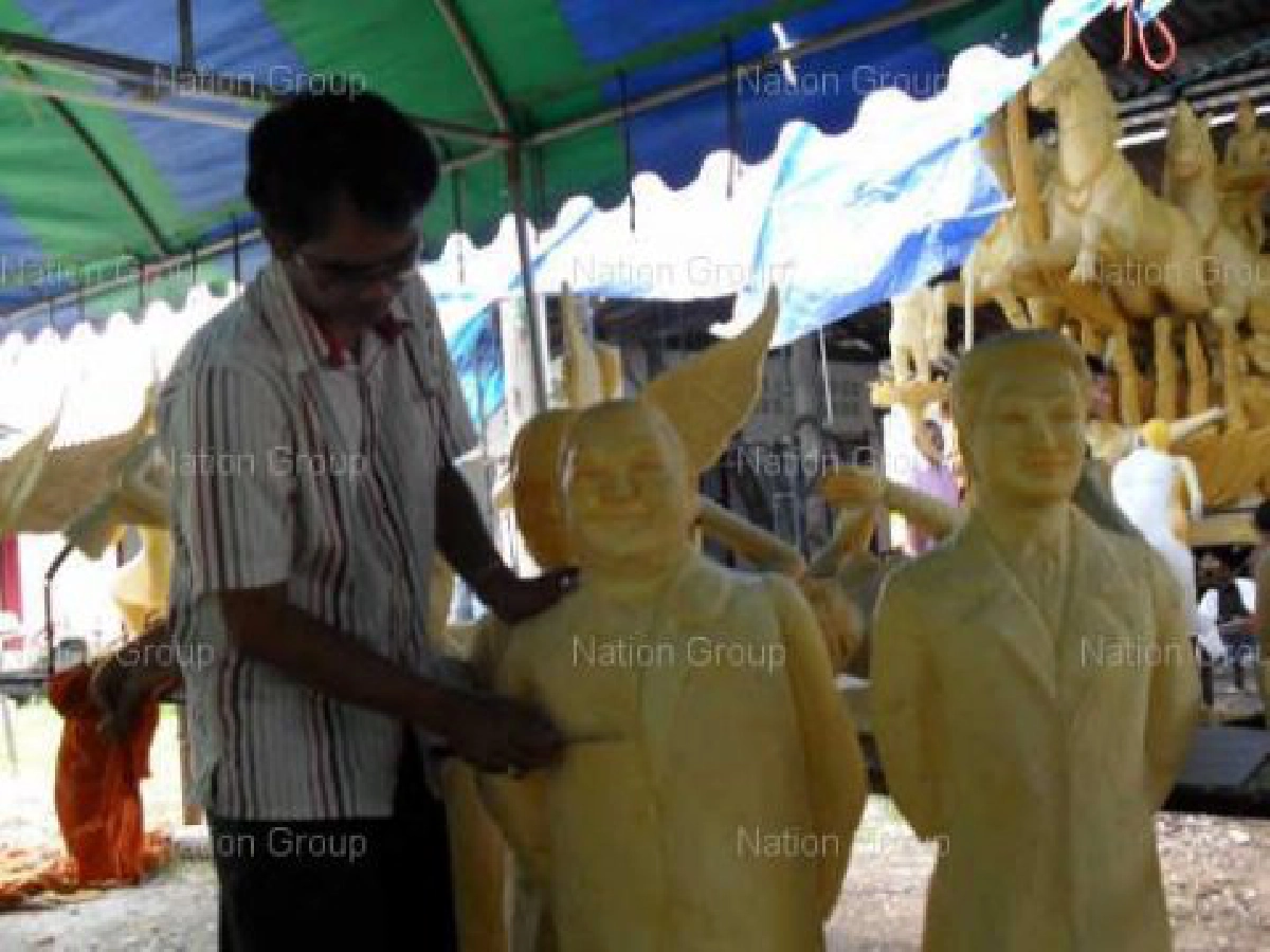 ฮือฮาเทียนพรรษาล้อการเมืองทั้งมาร์ค-จิ๋ว-เต้น ฮือฮาเทียนพรรษาล้อการเมืองทั้งมาร์ค-จิ๋ว-เต้น