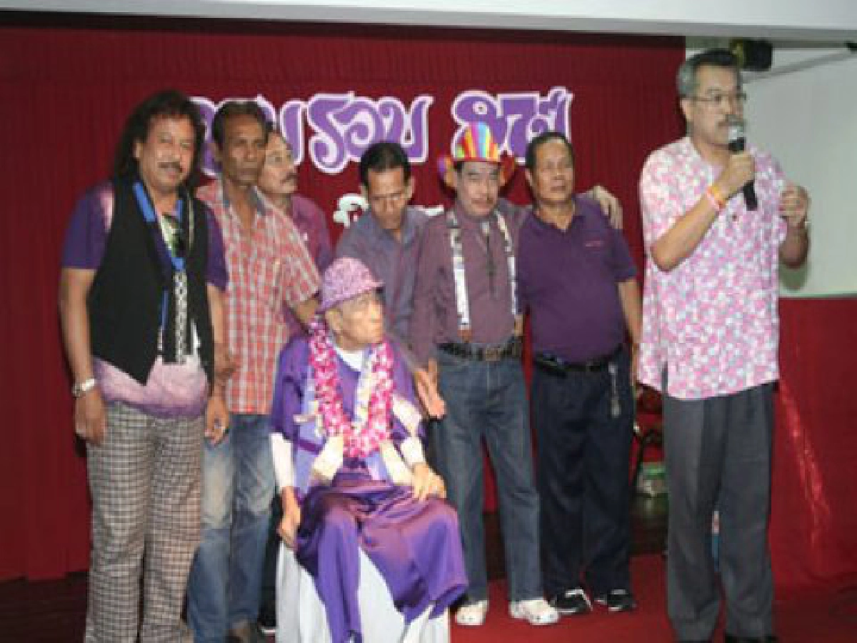 ครูจิ๋ว พิจิตร เป่าเค้ก
ฉลองวันเกิด 87 ขวบ
ครูจิ๋ว พิจิตร เป่าเค้ก
ฉลองวันเกิด 87 ขวบ