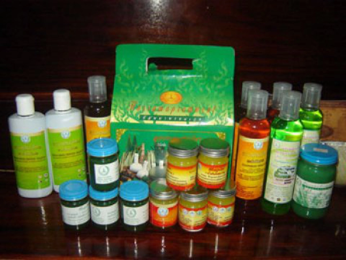 รวมกลุ่มทำผลิตภัณฑ์จากสมุนไพร
 ลูกประคบมาแรงแซงโอท็อป 3 ดาว

