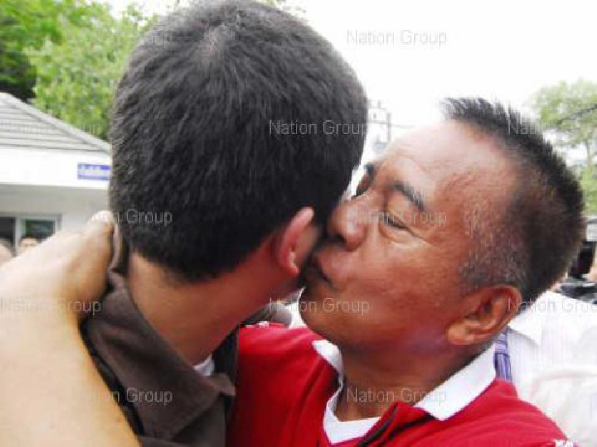 ปล่อยตัว"วีระ"พ้นคุกลูกชายรับกอดหอมแก้มพ่อ ปล่อยตัว"วีระ"พ้นคุกลูกชายรับกอดหอมแก้มพ่อ