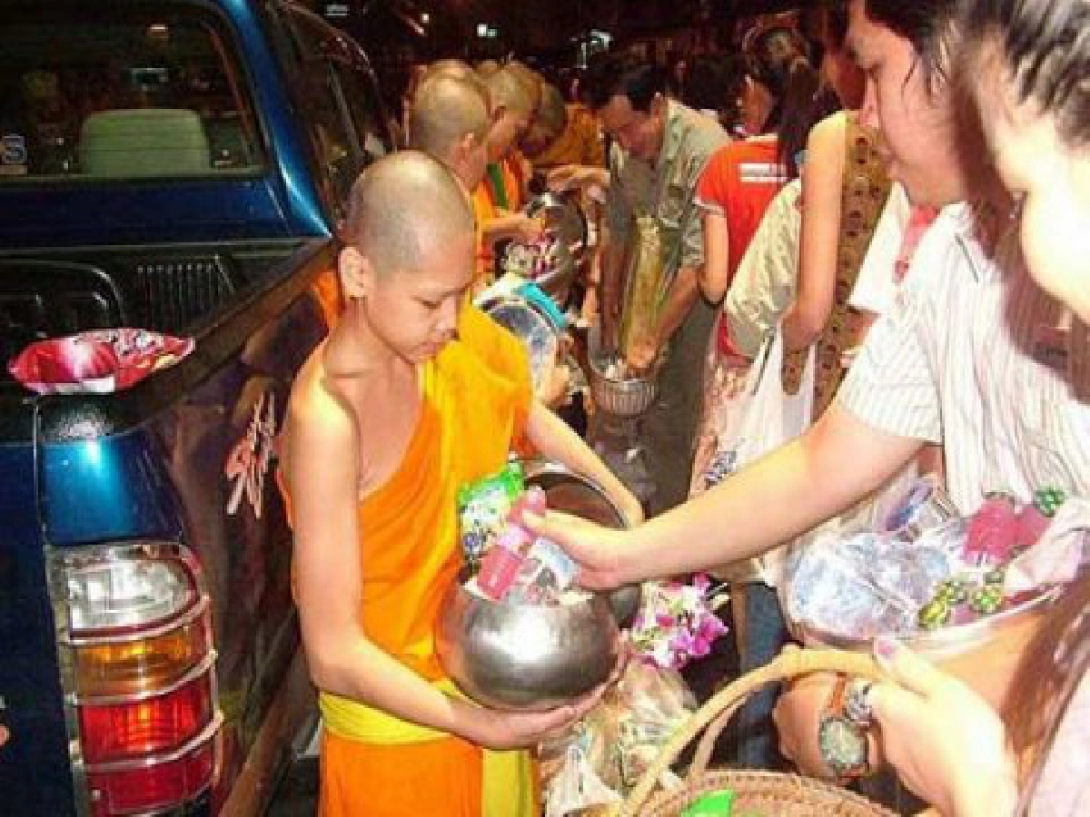 ททท.ส่งเสริมท่องเที่ยว-ชวนตักบาตรเที่ยงคืน ททท.ส่งเสริมท่องเที่ยว-ชวนตักบาตรเที่ยงคืน