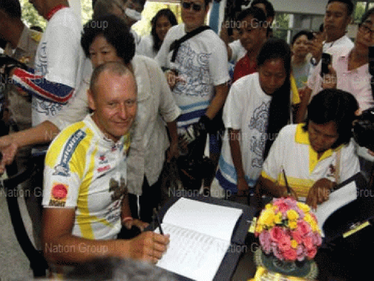 อลัน เบทนักปั่นจักรยานพิชิตรอบโลก"ผมรักในหลวง" อลัน เบทนักปั่นจักรยานพิชิตรอบโลก"ผมรักในหลวง"