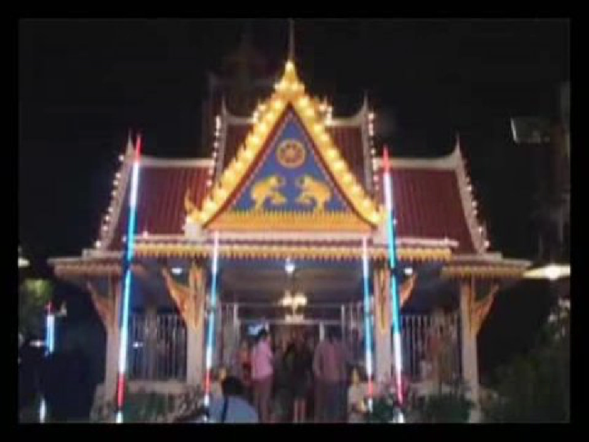 แฟนแห่ชมคอนเสิร์ต"ยอดรัก สลักใจ"ล้นวัด แฟนแห่ชมคอนเสิร์ต"ยอดรัก สลักใจ"ล้นวัด