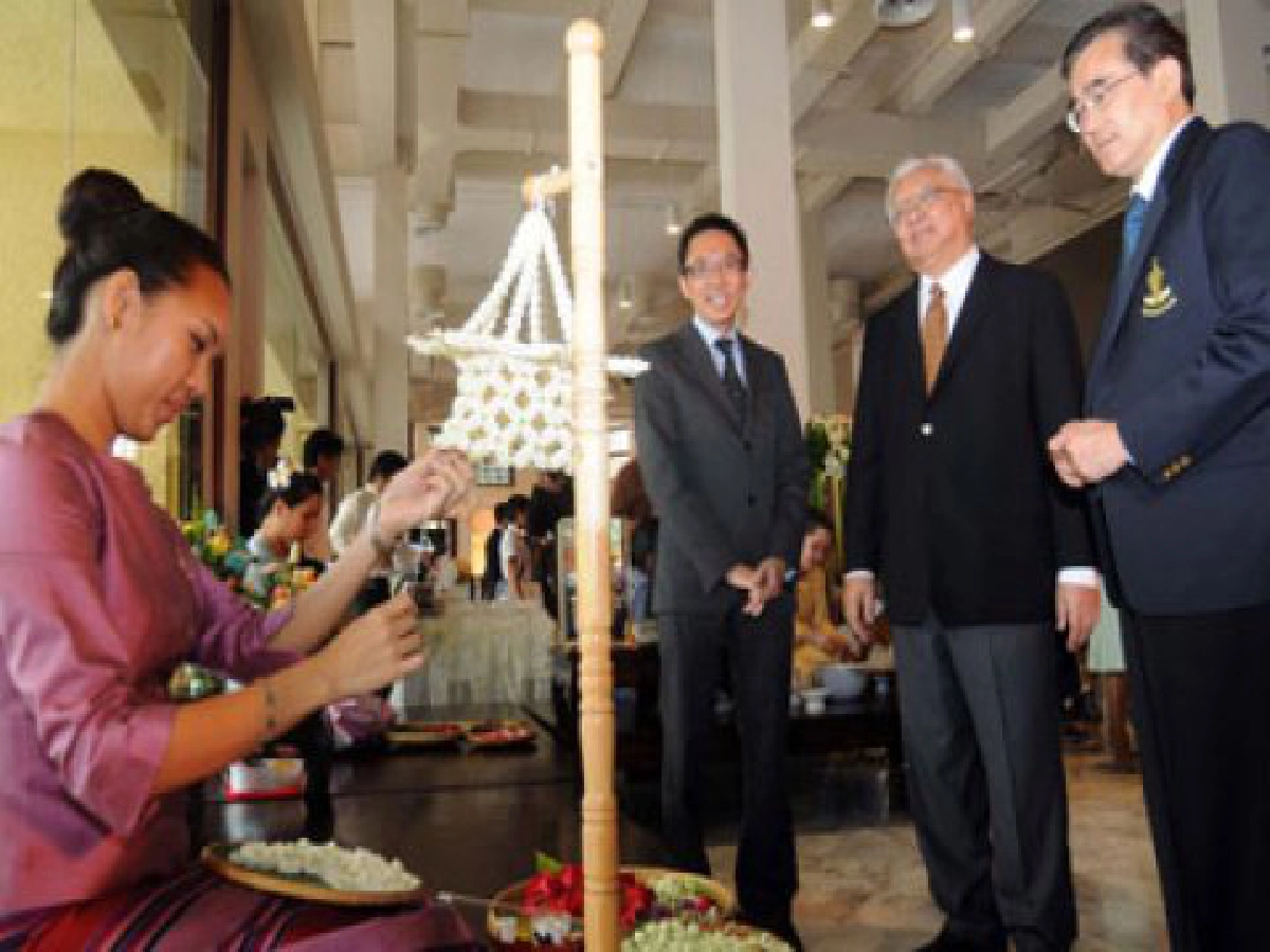 ร้อยนิทรรศน์ยลรัตนโกสินทร์
ร้อยนิทรรศน์ยลรัตนโกสินทร์
