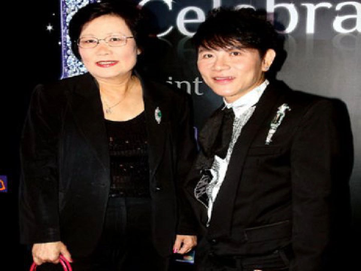 หนุ่มสาวสังคมแนะฉลาดใช้เงินพลาสติก หนุ่มสาวสังคมแนะฉลาดใช้เงินพลาสติก
