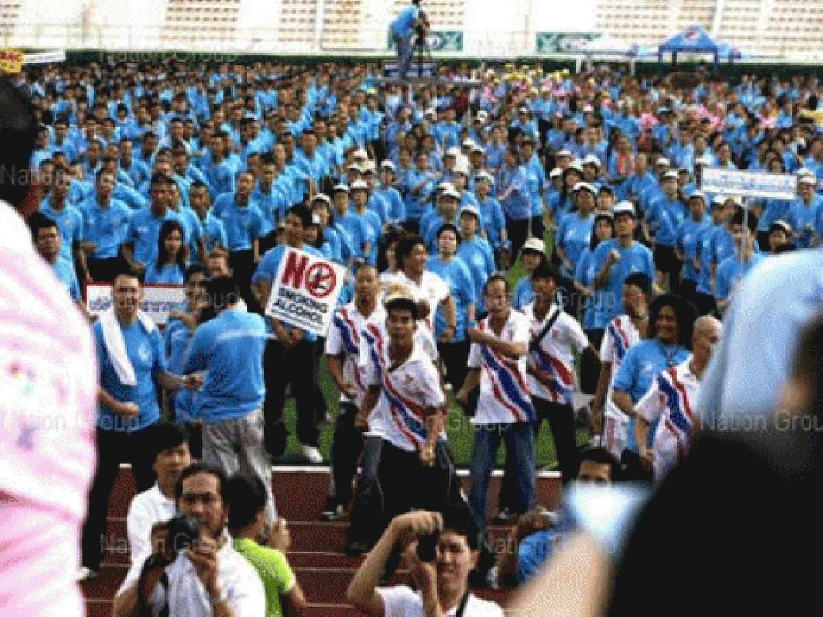 พสกนิกรทำบุญตักบาตรถวาย"ราชินี" พสกนิกรทำบุญตักบาตรถวาย"ราชินี"