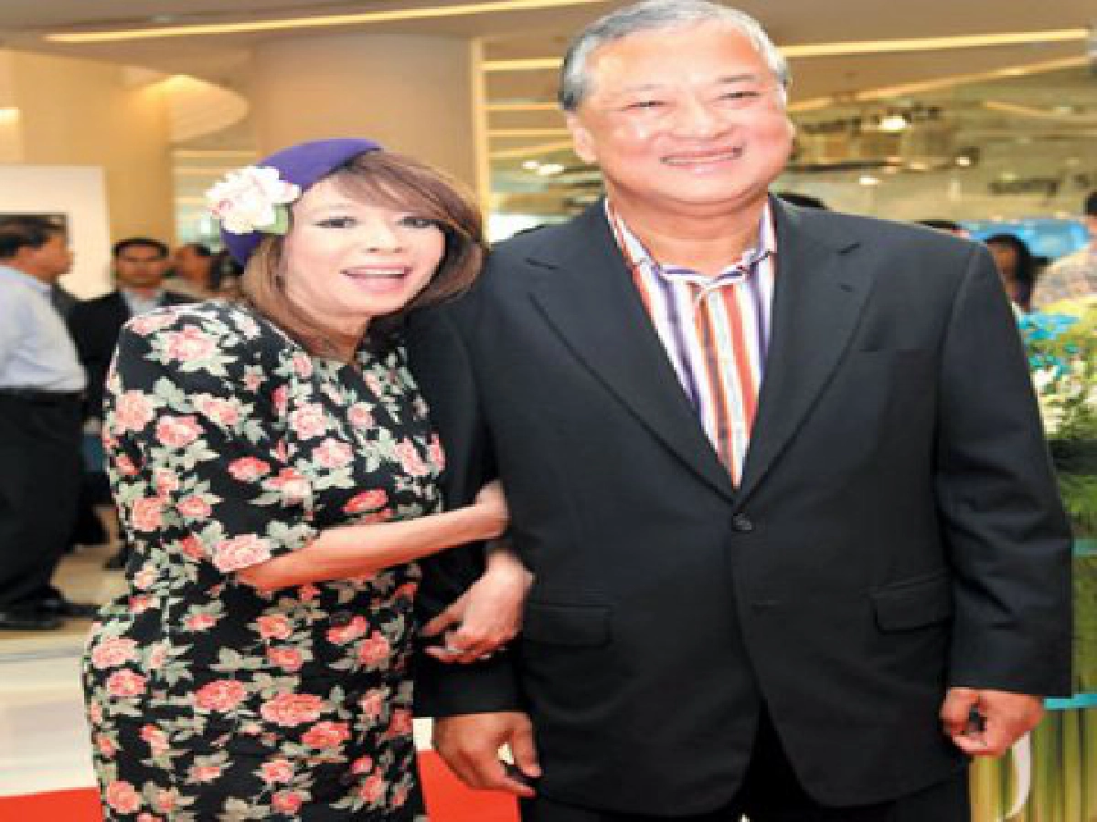 ร่วมบุญกับสาวกรถหรูคู่กาลเวลา ร่วมบุญกับสาวกรถหรูคู่กาลเวลา