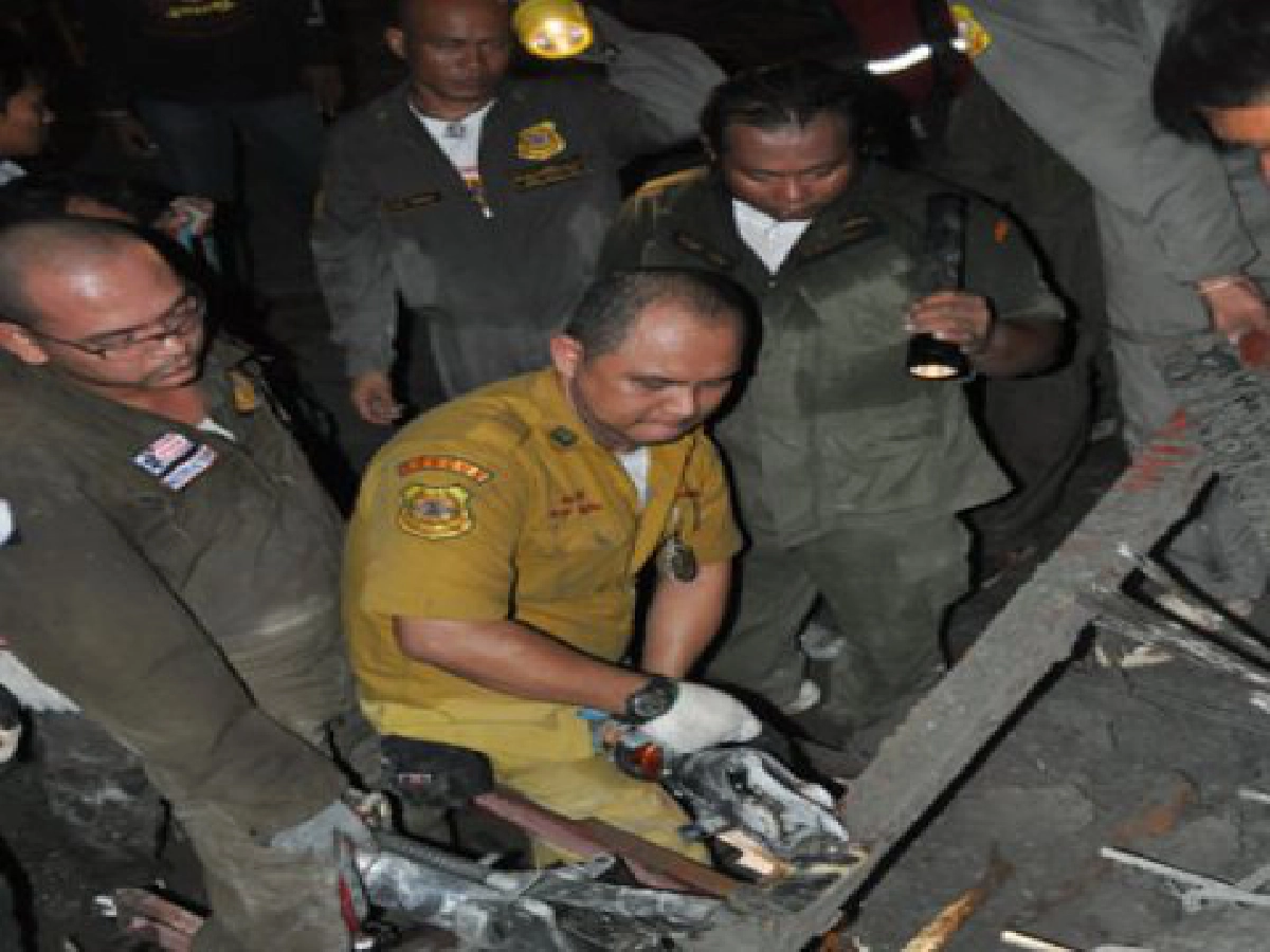 ตึกหอประชุมม.บูรพาถล่มไม่มีอะไรในกอไผ่จริงหรือ..? ตึกหอประชุมม.บูรพาถล่มไม่มีอะไรในกอไผ่จริงหรือ..?