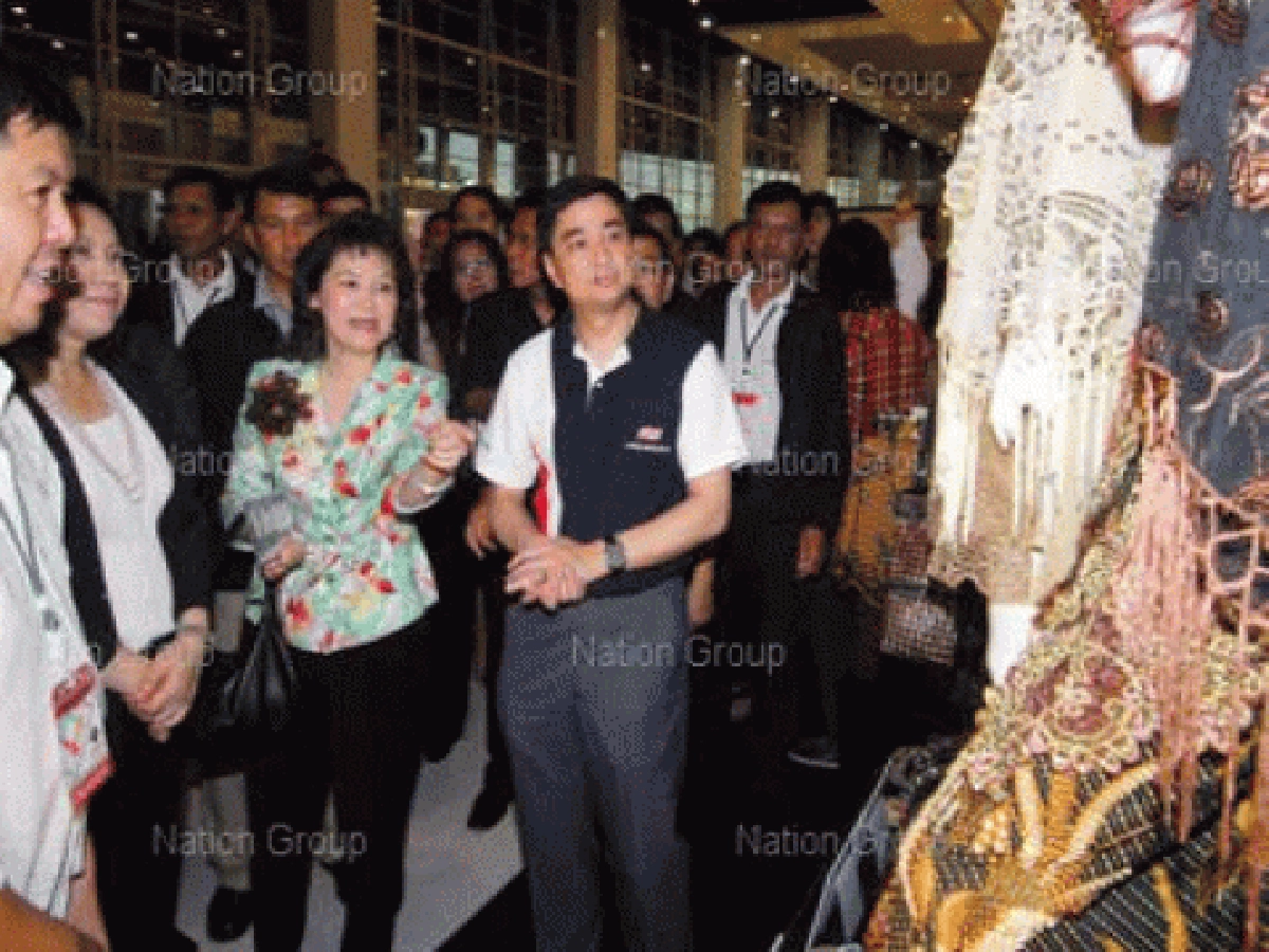 อภิสิทธิ์เปิดงานOTOPเสริมรายได้ปชช. อภิสิทธิ์เปิดงานOTOPเสริมรายได้ปชช.