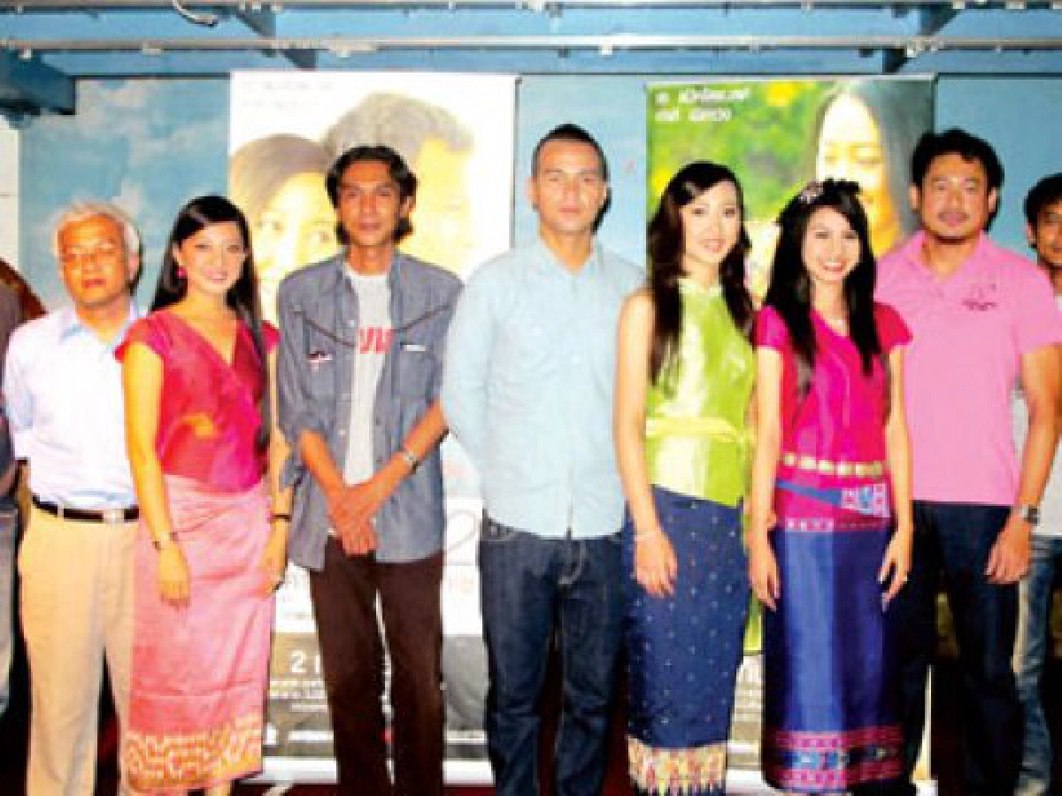 ตามติด'เร-คำลี่'ตะลุย'ปากเซ'กับหนัง'สะบายดี 2' ตามติด'เร-คำลี่'ตะลุย'ปากเซ'กับหนัง'สะบายดี 2'