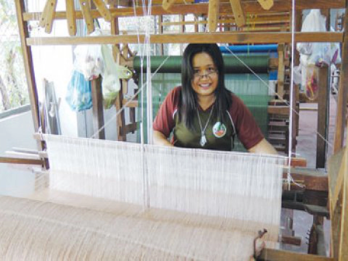 "ผ้าทอจวนตานีงานสานปัญญา
 ผลิตภัณฑ์"นกยูงพระราชทาน"