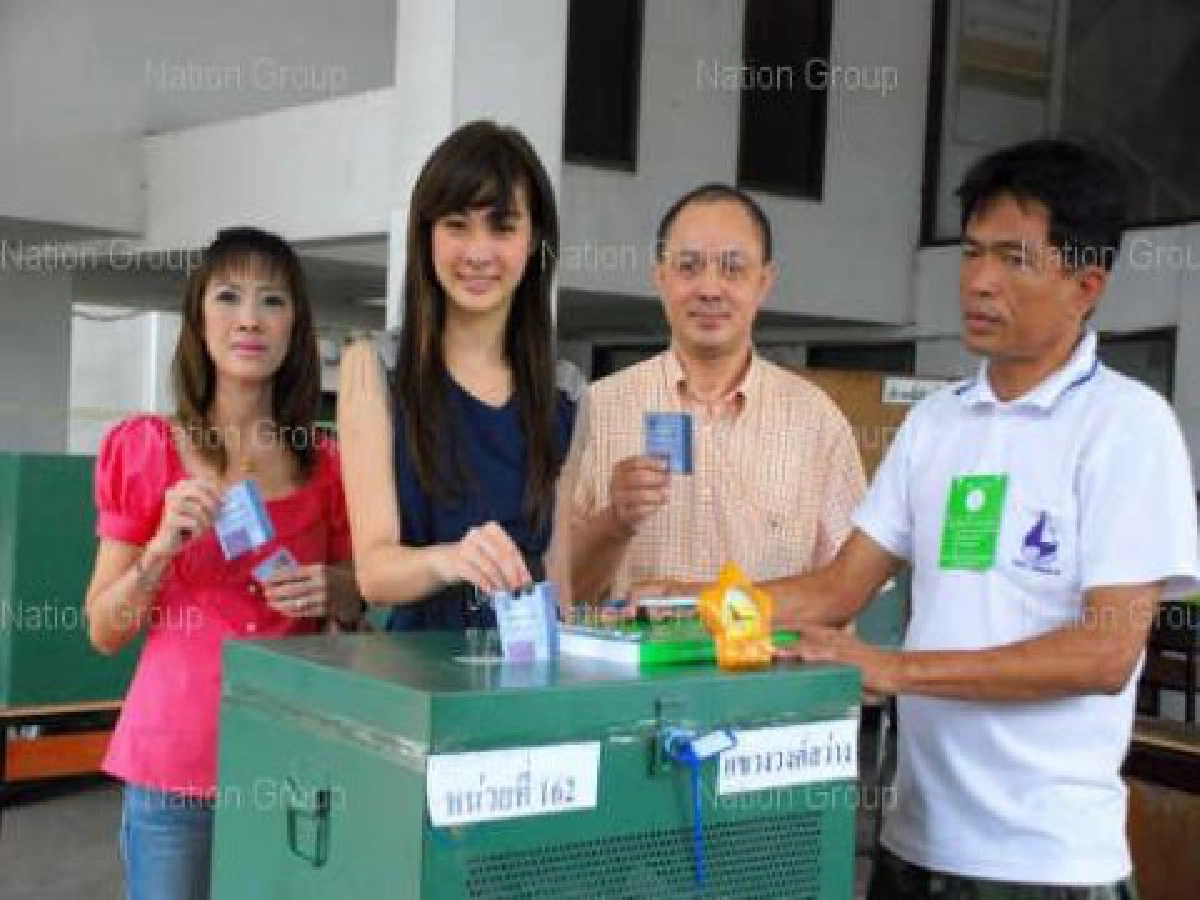 'เบริ์ด'นำทีมศิลปินใช้สิทธิ์เลือกส.ก.-ส.ข. 
