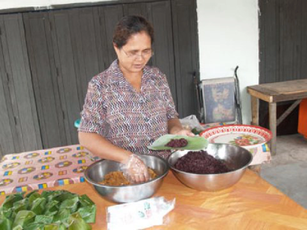 มองผ่านเลนส์คม - กินข้าวเหนียวดำ 

