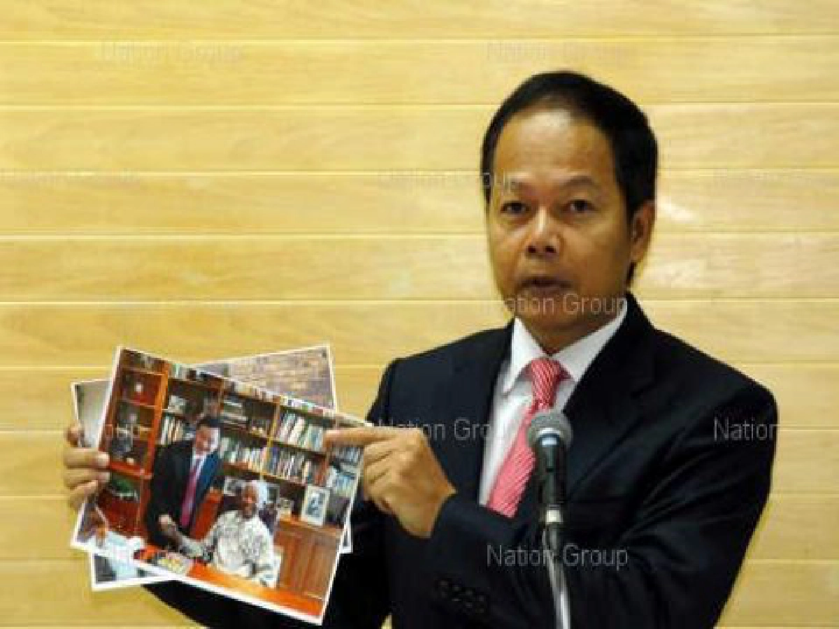 ชาวเน็ตจับผิดรูป"แม้ว"พบ"เนลสัน"ชี้ตัดต่อ ชาวเน็ตจับผิดรูป"แม้ว"พบ"เนลสัน"ชี้ตัดต่อ