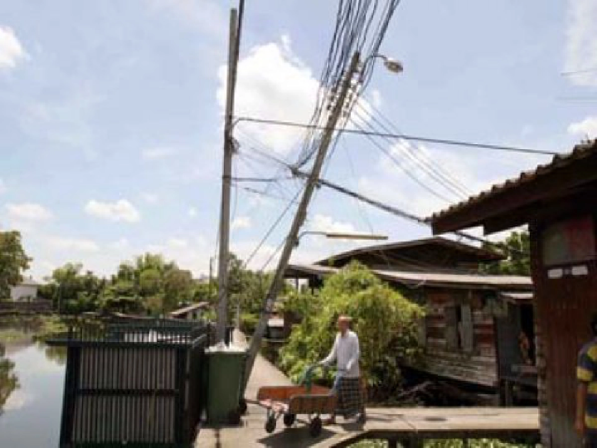 เสาไฟจะล้ม เสาไฟจะล้ม