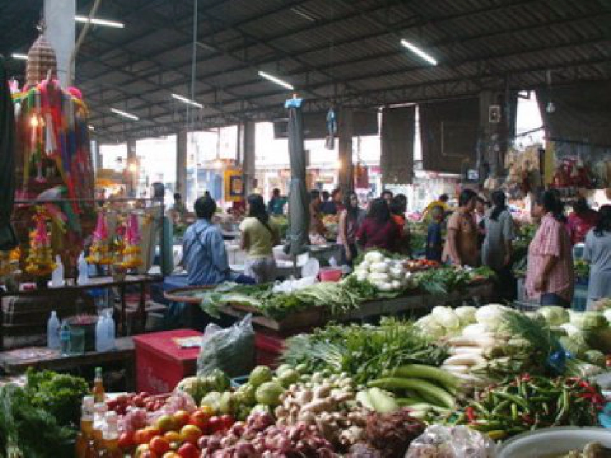 โพลล์ชี้คนอีสานรายได้ลดเน้นช็อปตลาดสด โพลล์ชี้คนอีสานรายได้ลดเน้นช็อปตลาดสด