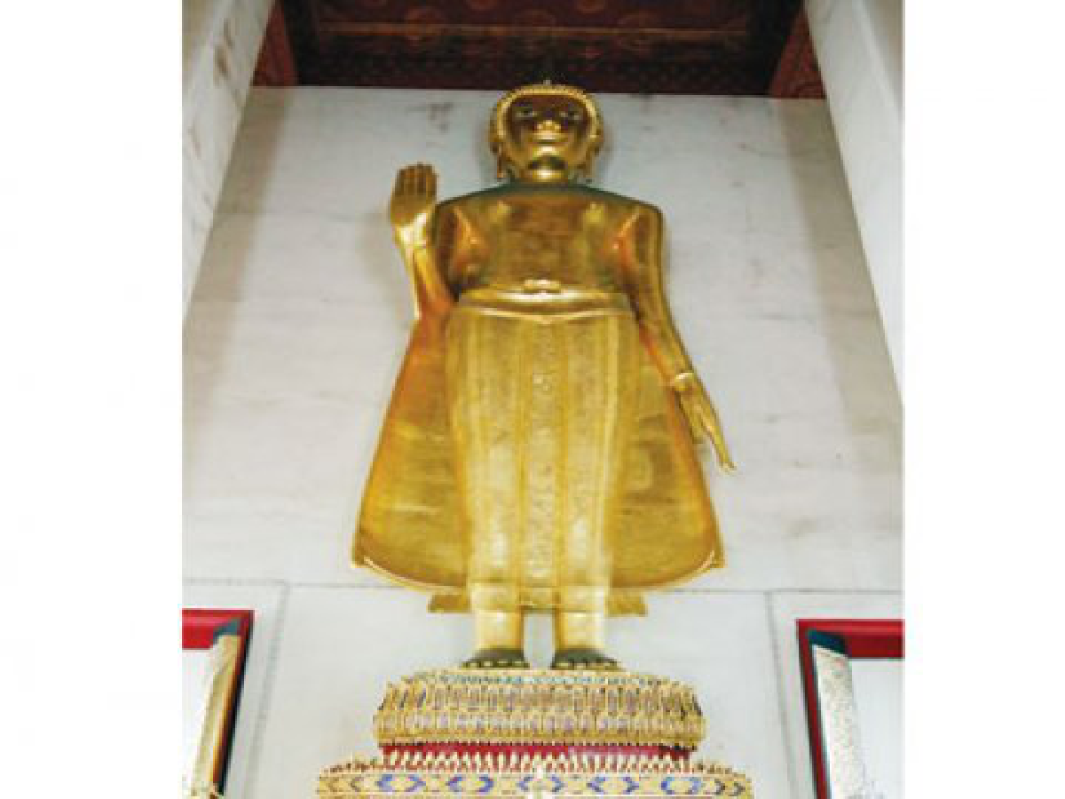พระประธานยืน 
๑ เดียวในพระอุโบสถ "วัดเครือวัลย์ฯ"

