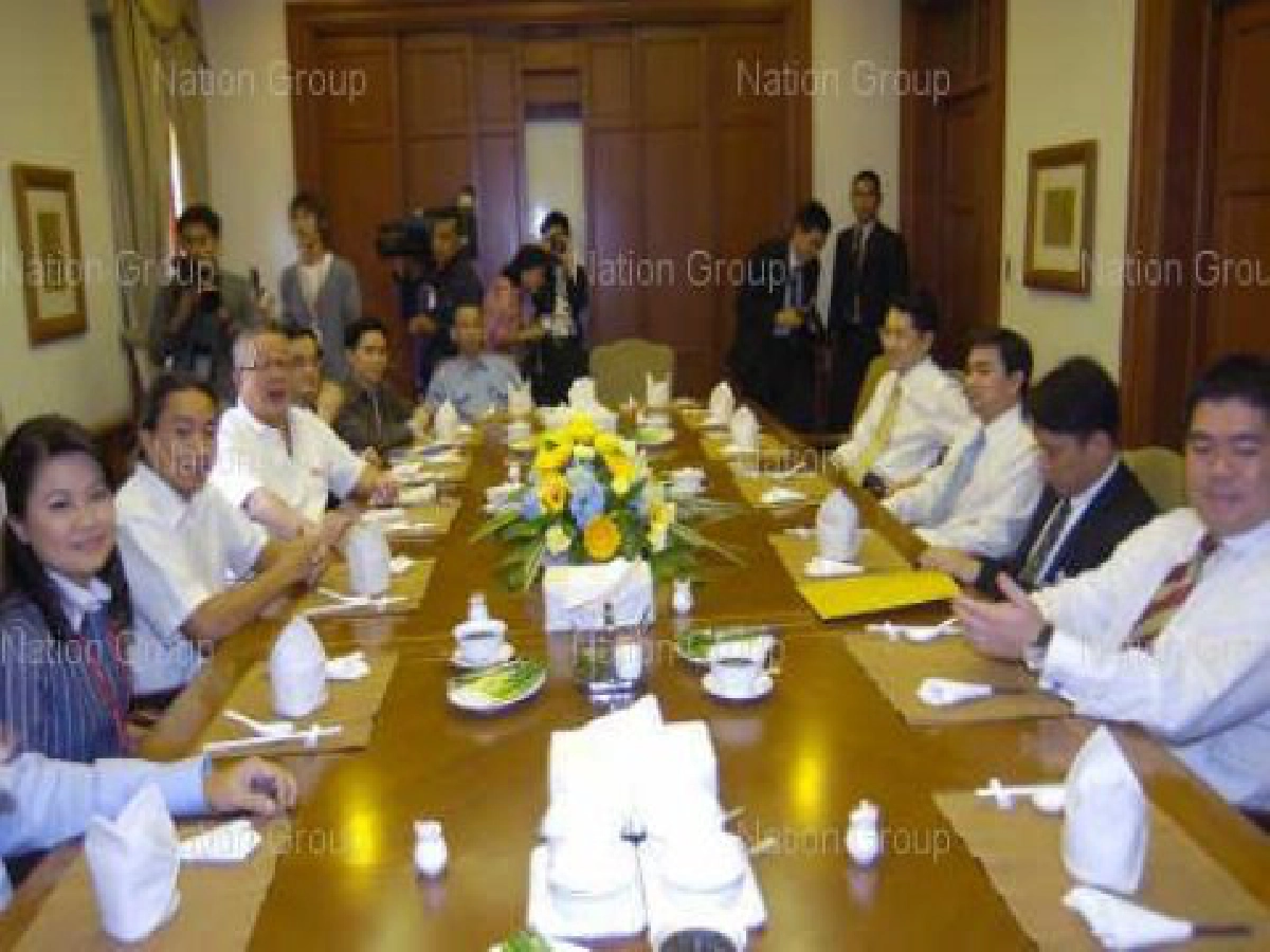 อภิสิทธิ์เยือนถิ่น"สนธิพาดูแมว-ไหว้พระก่อนกลับ 