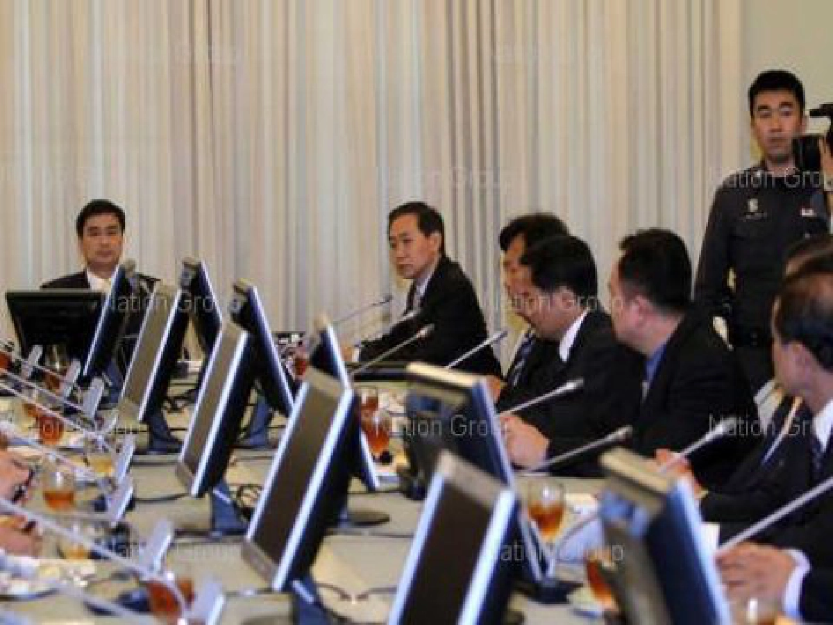 ครูใต้ยิ้มออก"มาร์ค"รับ"ปูนบำเหน็จ7ขั้น" ครูใต้ยิ้มออก"มาร์ค"รับ"ปูนบำเหน็จ7ขั้น"