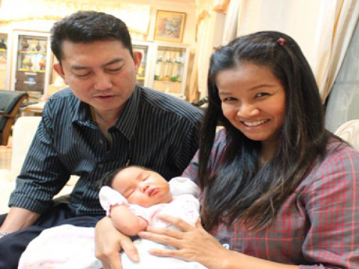ลูกทุ่งยุคใหม่ไม่ปิดบัง
ลำใยโชว์สามี-ลูก
ลูกทุ่งยุคใหม่ไม่ปิดบัง
ลำใยโชว์สามี-ลูก