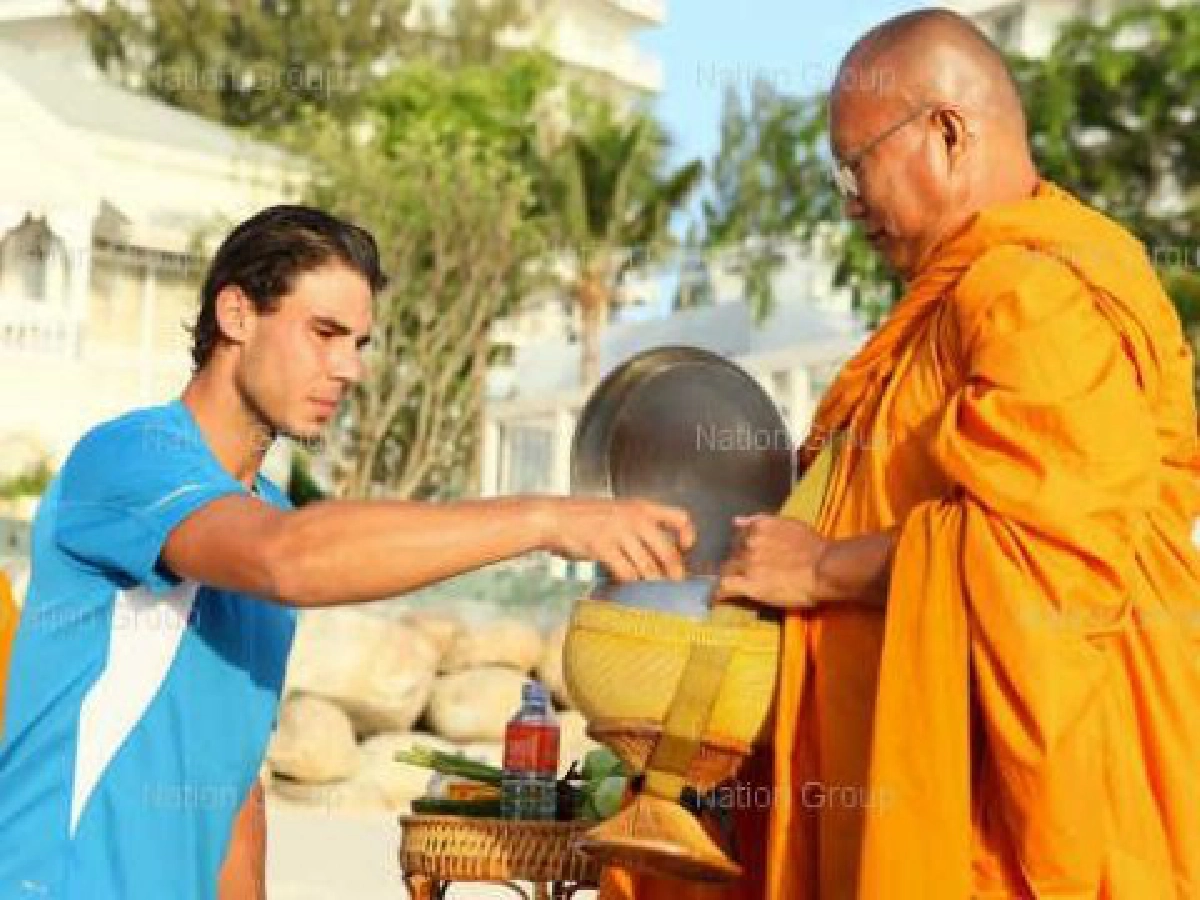 แฟนฮือฮา"นาดาล"ตื่นเช้าใส่บาตรพระ  
