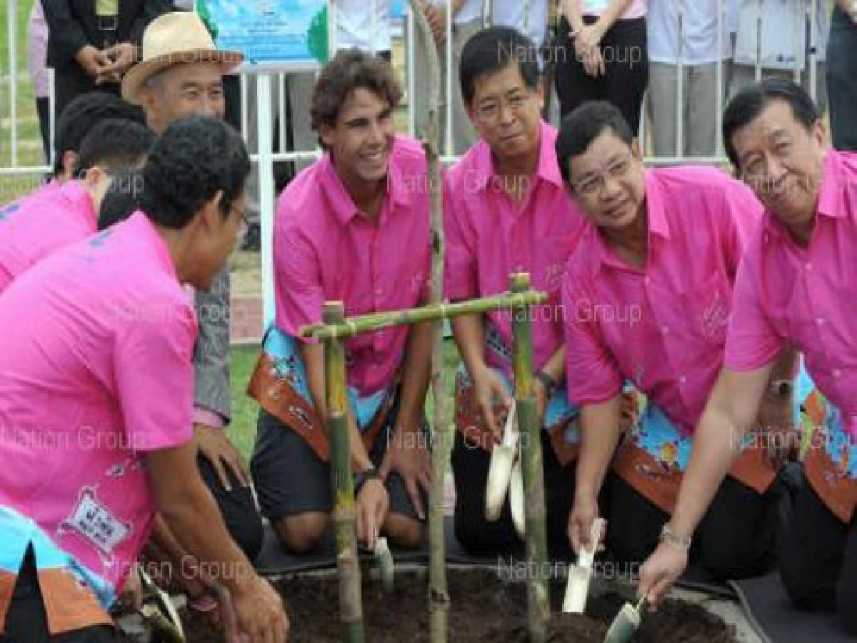 "นาดาล"ปลูกกล้าราชพฤกษ์ เผยวันตักบาตรอธิษฐาน ขอแชมป์หวดไทยโอเพ่น "นาดาล"ปลูกกล้าราชพฤกษ์ เผยวันตักบาตรอธิษฐาน ขอแชมป์หวดไทยโอเพ่น